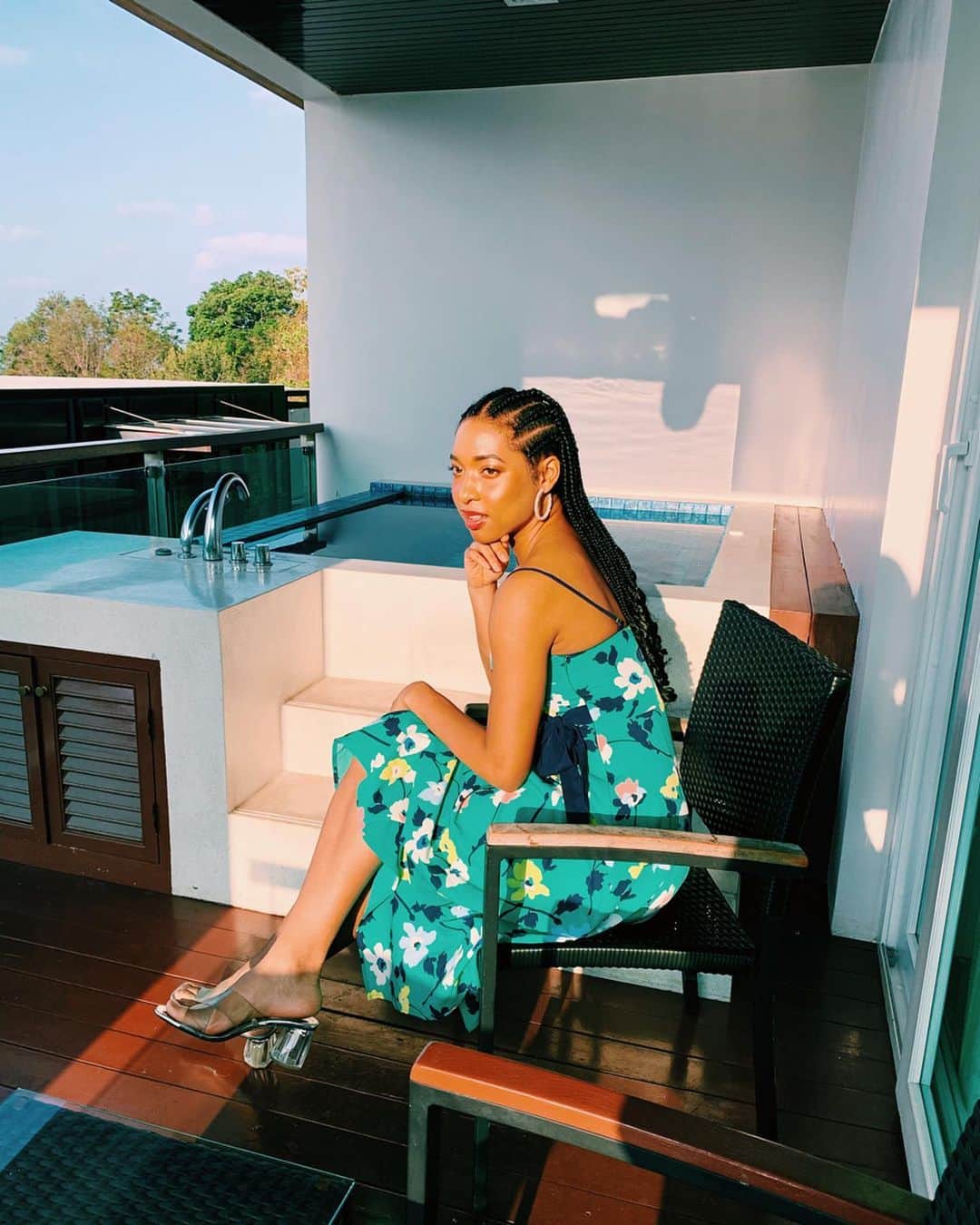 のインスタグラム：「🌴🌴 . . I never look at this picture without thinking of those happy days...🌺 . . . . . #thailand#puket#patongbeach#chillout#holidays#patongresort#vacation#blasian#brownskingirls#cornrowstyles#braidstyles#braidsandcornrows#パトンビーチ#タイプーケット#コーンロウ#ブレイズヘア#タイ旅行#プーケット旅行#女旅」