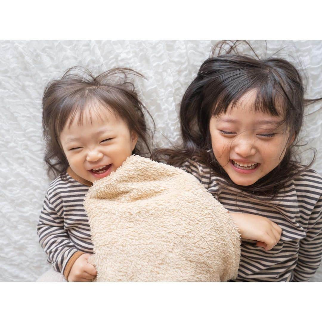 Kyooonさんのインスタグラム写真 - (KyooonInstagram)「いつかのふたり👧🧒﻿ （と次女のお気に入り毛布）﻿ ﻿ ﻿ 次女が﻿ 「たいよー！たいよー！いたいたいよー！たいたいよー！」と大泣きしながらお昼寝から起きたから何事かと思ったら、自分の顔の下においていた腕がしびれてたらしい😂本人は大変だけど見てる方は大爆笑。﻿ この時期のおしゃべりや仕草は本当可愛すぎてたまらんなぁ🥺﻿ ﻿ ﻿ ﻿「いやよ！」「いかないよ！」「しないよ！」は やたらはっきり主張する。。。﻿ #姉妹#4歳差姉妹#5歳#1歳﻿ ﻿」3月15日 22時17分 - fancykyon