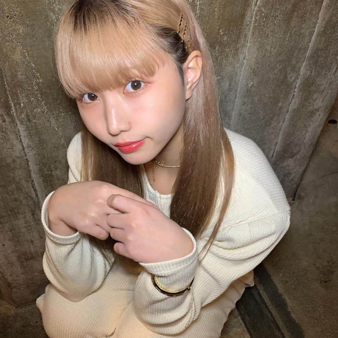 小山涼香のインスタグラム：「洋服がシンプルなデザインなので アクセサリー多めです やっとセットアップで着れました（笑）」