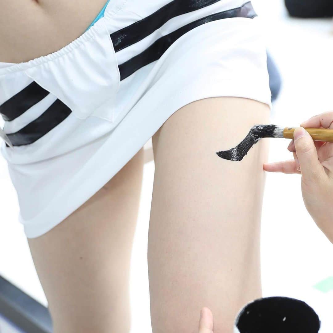 のインスタグラム：「秋葉原にイベント行ってた時の写真UPしてなかったから、載せるね~~~！ 女性の書道家さんだった♡  レイちゃんは、零号機だし🎶 やっぱ、これにしたよん🌼  #サンクプロジェクト #sofmap  #エヴァレースクイーン  衣装 (綾波レイ) #習字アート」