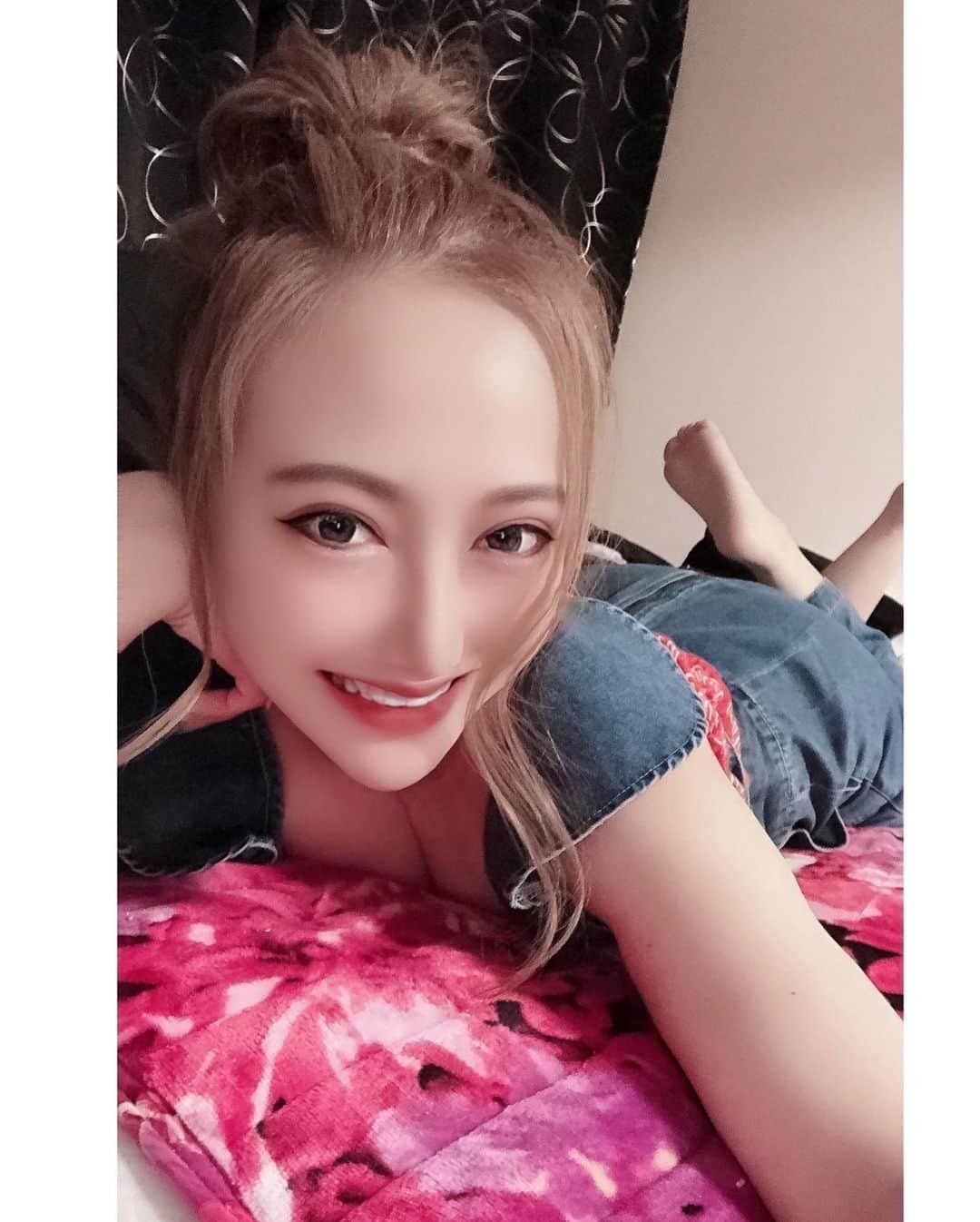 リアラさんのインスタグラム写真 - (リアラInstagram)「いつメンで韓国料理からのドライブしながら温泉♨️ 当然ながらみんな彼氏がいない🤤  ラブソングは聴かずにショーンポールBGMにしてドライブ楽しい〜🚗 . . ロンパース @selectshop.joie  ベアトップ @americaneaglejp  可愛い❤️買って正解❤️ #ドライブ#温泉#岩盤浴#韓国料理#韓国#新大久保#黒コン#春服#歌舞伎町#キャバクラ#キャバ嬢#アマテラス#リアラ」3月15日 22時22分 - riaranyan
