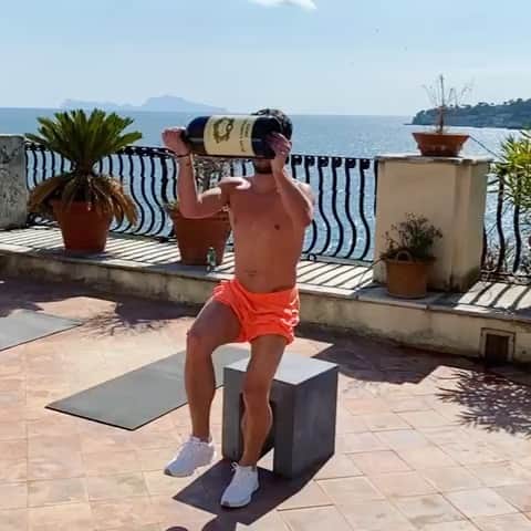 ドリース・メルテンスのインスタグラム：「My greatest advice in life: “a little bit of wine is the solution to a lot of problems” #quarantainelife」