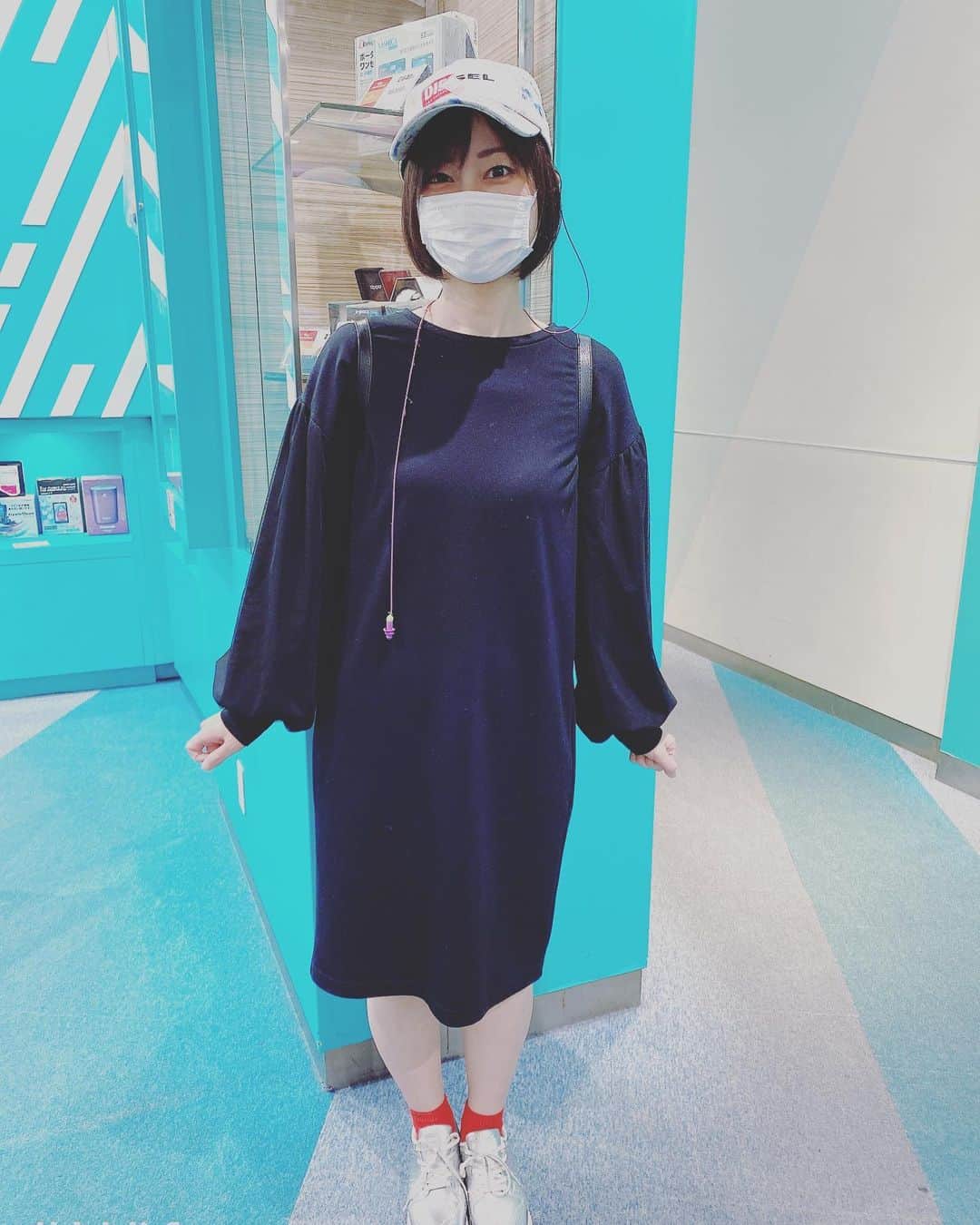 ヒラヤマンのインスタグラム：「きょうのしふく。黒のワンピースでラフな感じです。 #avanlily #diesel #newbalance」