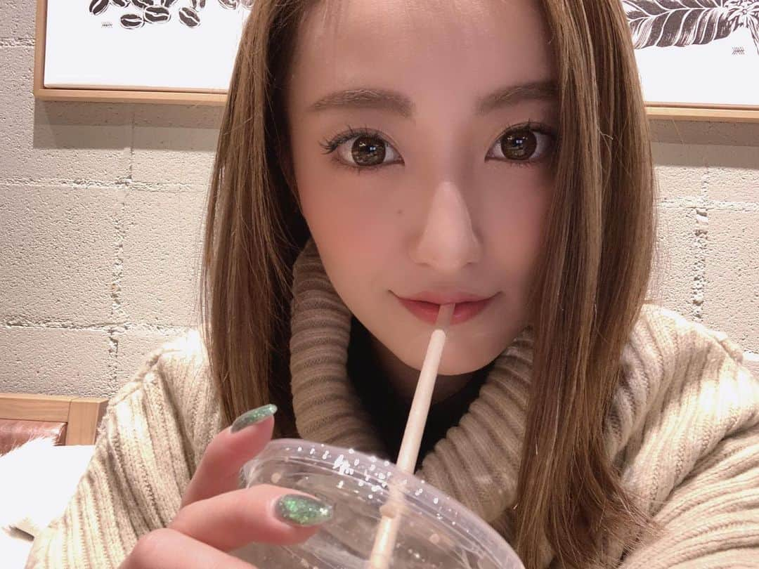 福野来夢のインスタグラム：「久々のスタバ🐶 18歳くらいの時とかプリ撮って とりあえずスタバがお決まりだったなあ笑 そんな私もキャラメルフラペチーノが 甘くて飲みきれなくなってきてる、、😢 . カラコンの質問があったので ご紹介〜♪ ずっと【エバーカラーワンデー】シリーズが好きで、 最近のお気に入りColorは【マロンブリンク】愛用中💋 発色もいいし、だけどすっぴんの時でも カラコンだけ浮いてます感もなく どんなメイクにも馴染みやすいから 使い勝手がいいよー！ 気になった方は是非❤️ . #スタバ　#キャラメルフラペチーノ #コロナのせいかな #並ばずスタバ買えた #キャラメルフラペチーノ #ホイップなし  #エバーカラーワンデー #マロンブリンク #カラコンはやめれない」