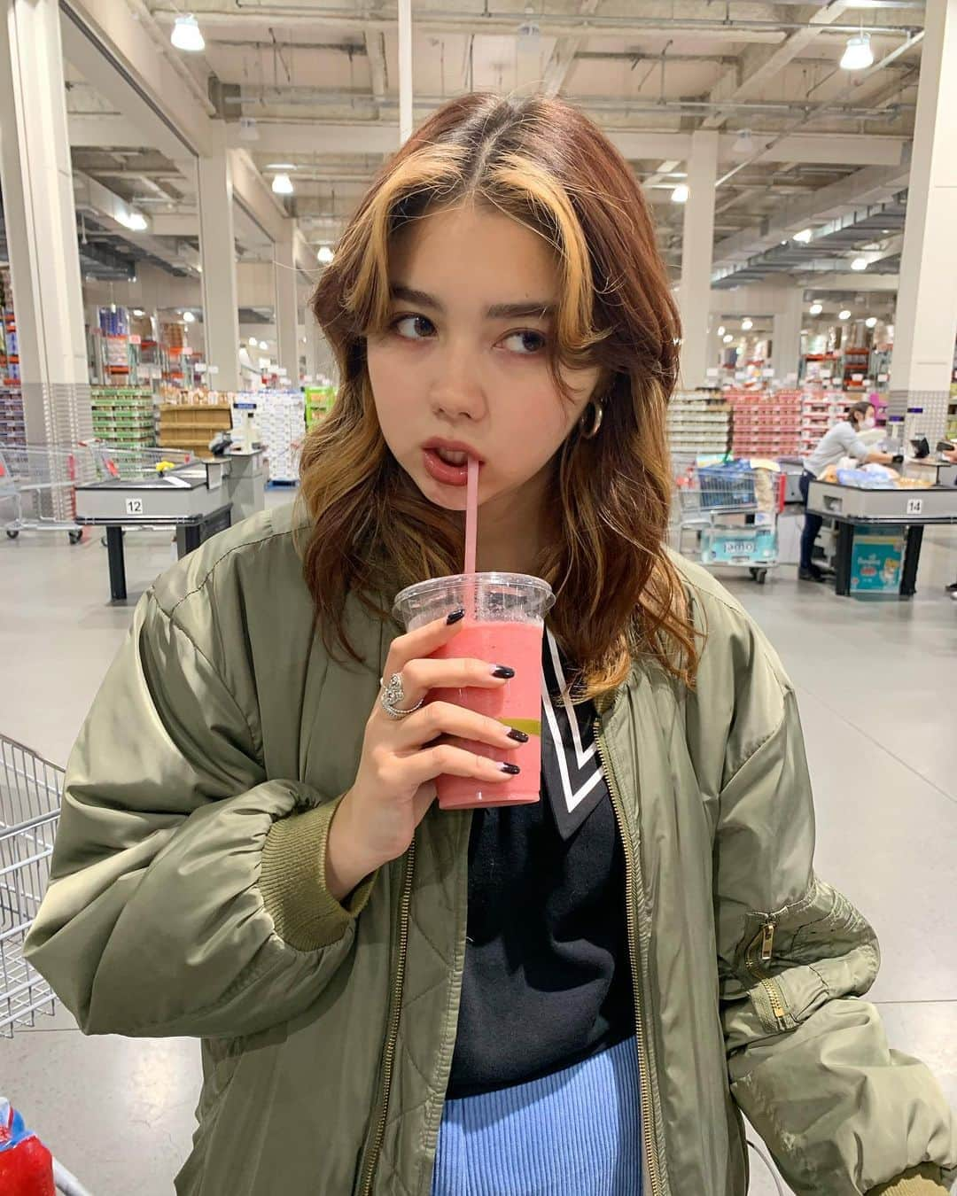 メロディー・チューバックのインスタグラム：「コストコ挟む〜 #strawberrysmoothie #ティラミス買っちゃった #世界一おいしいバケツ」