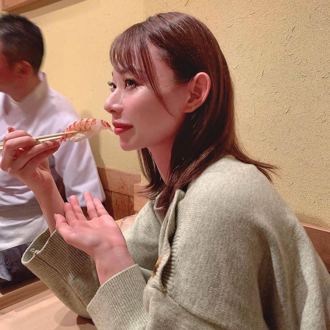 karen okajimaさんのインスタグラム写真 - (karen okajimaInstagram)「ㅤㅤㅤ  ㅤㅤㅤ 大阪で1番美味しいお寿司屋さんだと 周りが言っててずっと行きたかった尽誠さん🍣  ㅤㅤㅤ  はーほんまのほんまに美味しかった〜🥺💓 大将にもうこれ以上お客さん増えたら 困っちゃうからインスタ載せんでいいでて 笑顔で言われたけど載せちゃうもんね😝笑 (半分冗談で半分本気だと思うww)  ㅤㅤㅤ  普通に1.2年予約取られへんらしい😳 貴重なお寿司をご馳走様でした🙏🙏 ㅤㅤㅤ  ㅤㅤㅤ  #尽誠 #じんせい #心斎橋寿司 #寿司 #🍣 ㅤㅤㅤ #岡島かれん #グルメ岡島 #予約の取れないお店 #大阪グルメ #大阪お寿司 #心斎橋お寿司 #ミシュラン #ミシュランお寿司」3月15日 22時38分 - karenokajima0318