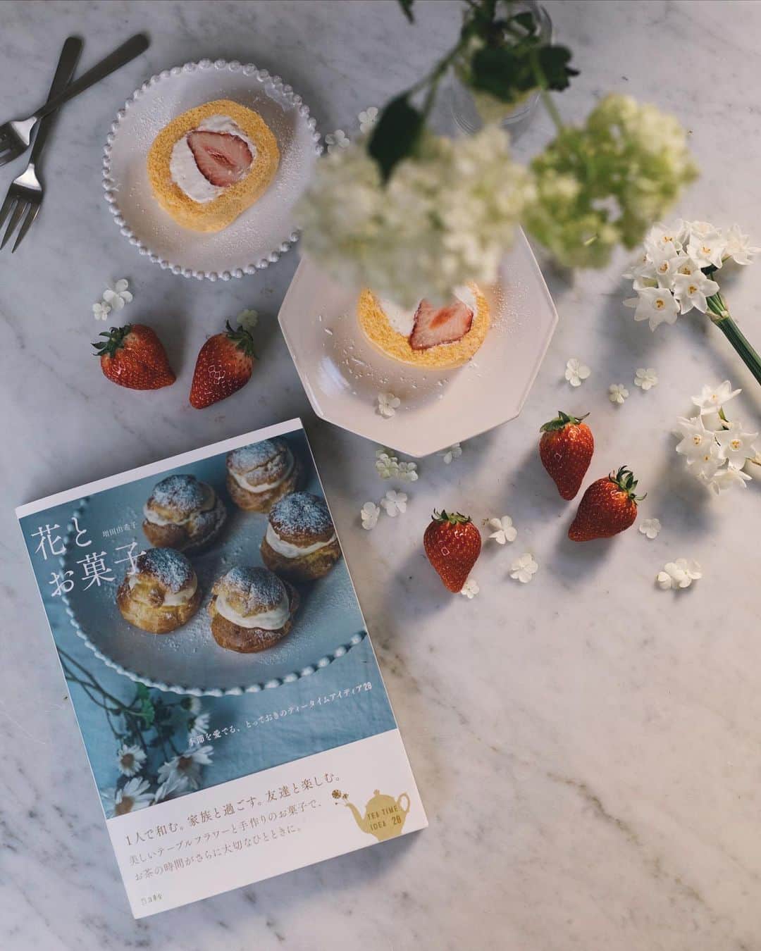 増田由希子さんのインスタグラム写真 - (増田由希子Instagram)「A copy of my fourth book finally arrived! It will be released on 19th March. ( only available in Japan) #paperwhite #teatime #baking #strawberry #strawberries #homemade #cake 🌱 新刊の見本誌が届きました。 写真が美しくて、とても美しくて… 何度も見返しています。  この本に携わって下さった、フォトグラファーの加藤新作さん、グラフィックデザイナーの天野美保子さん、ライターの村松真奈美さん、編集者の若名佳世さん、皆様のお陰でとても素敵な本に仕上がりました。本当にありがとうございました。 🌱 「花とお菓子」(立東舎) は、3月19日（木）発売です。書店で見かけたら、手にとっていただけると嬉しいです。 ※Amazon 他にて予約受付中 @cookbook_shelf  #花とお菓子　#料理の本棚」3月15日 22時40分 - nonihana_