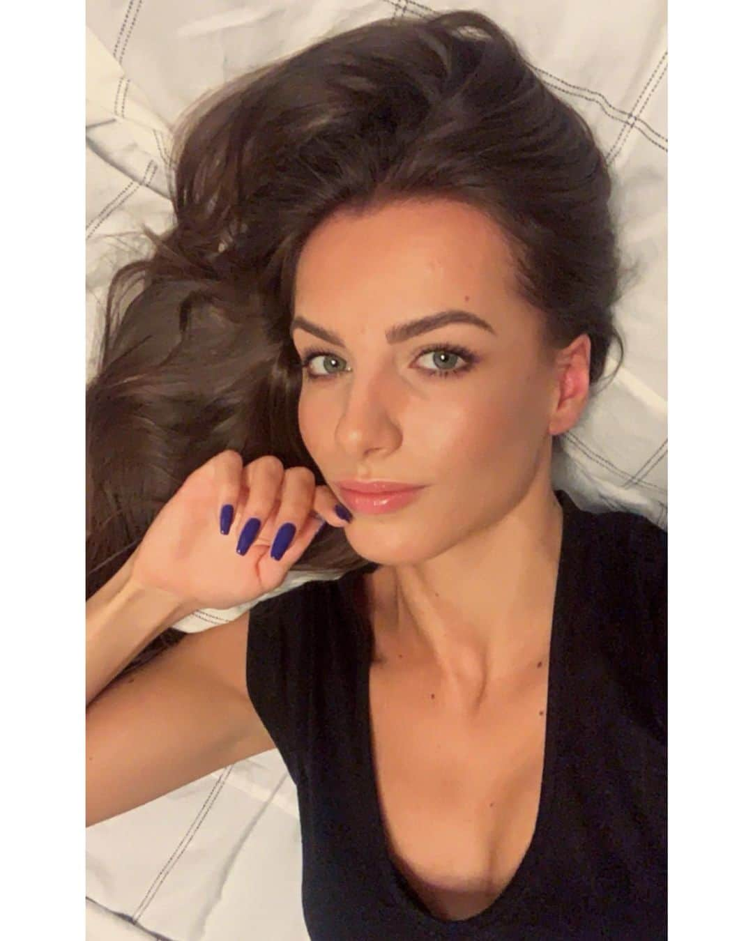 Karolina Bojarさんのインスタグラム写真 - (Karolina BojarInstagram)「#stayhome 🏡 W czasach paranoicznej dychotomii, w których panika miesza się z lekkomyślnością, wykażmy się odpowiedzialnością, rozumem i empatią. Nie powielajmy niesprawdzonych informacji, siejąc panikę. Nie bądźmy też młodymi, gniewnymi, nieśmiertelnymi egoistami i nie włóczmy się bez celu po ulicach. Pomyślmy o starszych osobach, którym możemy pomóc robiąc zakupy, czy telefonując z pytaniem o samopoczucie. Zostańmy w domu, spożytkujmy ten czas na naukę i zacieśnianie więzi rodzinnych. Trenujmy w domu, wykorzystując ćwiczenia z ciężarem własnego ciała. Nie zapominajmy przy tym o kontakcie ze świeżym powietrzem – wychodźmy na balkon, do ogrodu, czy na łąkę lub do lasu, gdzie nie spotkamy tłumów. Na razie #ZostańmyWDomu ✌🏼😷🦠 • #coronavirus #stayathome #trenujwdomu #COVID19 #epidemic #homeworkout #selfie #zostańwdomu」3月16日 4時08分 - bojarmeow