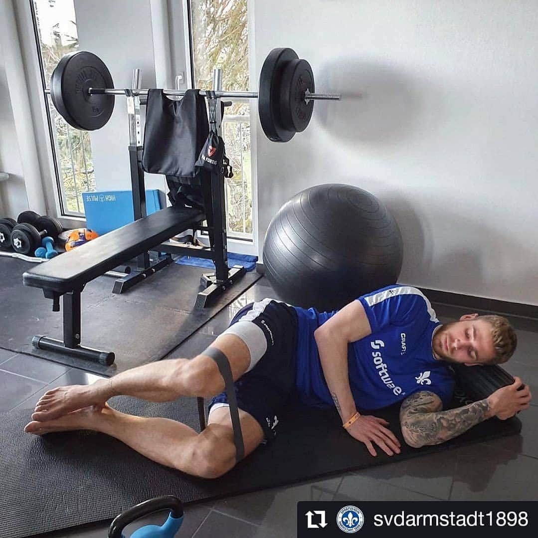 フェリックス・プラッテのインスタグラム：「#Repost @svdarmstadt1898 • • • • • • Unsere Jungs machen es vor. #bleibtzuhause und minimiert soziale Kontakte. Sport kann trotzdem gemacht werden 💪🏻 #Lilien ☝🏼☝🏼☝🏼」