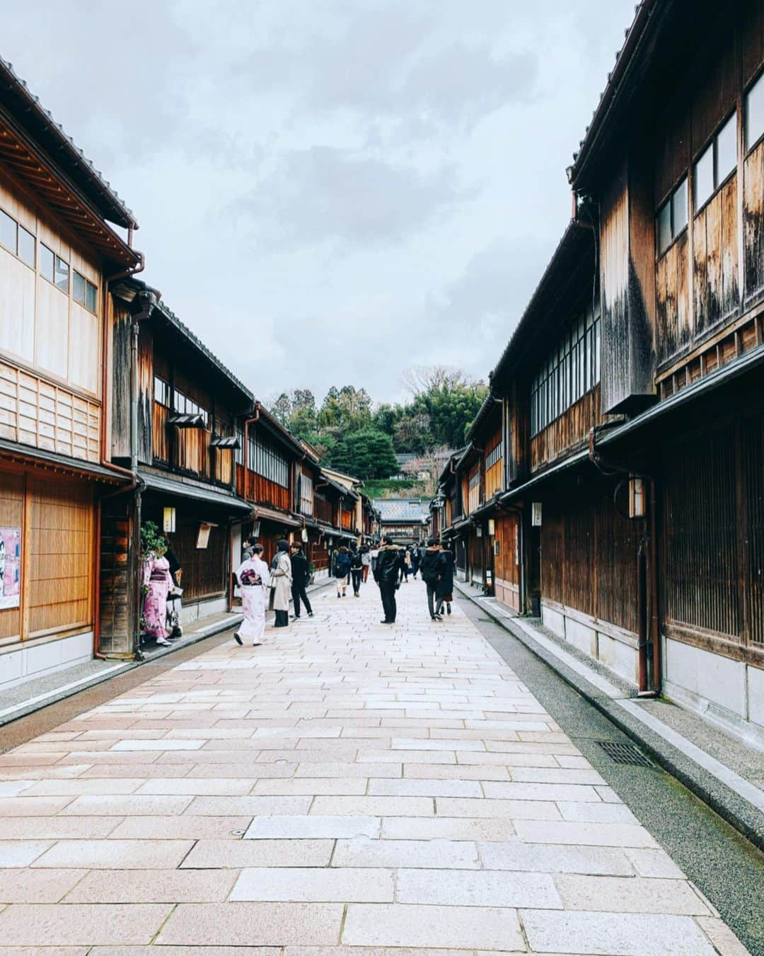 畑有里紗さんのインスタグラム写真 - (畑有里紗Instagram)「旦那さんがプレゼントしてくれた 誕生日旅行 in金沢🏯 今回金沢は初めてで2人とも行ってみたかった場所✌️ . こんな時期やし行くのも悩んでたけど マスク予防やこまめに手洗いうがい消毒したりして 結構前から予約してくれてた旅行 せっかくなので楽しんできました！！ 今年はたまたま国内にしててよかった🗾  今回21世紀美術館はコロナの影響で 有料ゾーンやってなくて残念やったけど 他は充分に楽しめたし 旅館では客室露天風呂♨️に客室での夕飯に☺️🍶 ほんまにほんまに幸せの二日間でした！ しょーちゃんに感謝でしかないありがと🥺❤️ . . @sho_arii.wedding  #金沢#kanazawa#石川県#誕生日旅行#夫婦 #ありーとしょーちゃん#兼六園#ひがし茶屋街 #夫婦旅行#旅行好き#国内旅行#ariitrip」3月15日 22時50分 - arii_m36