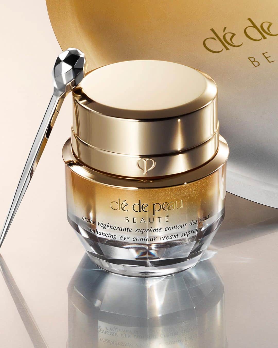 Clé de Peau Beauté Officialさんのインスタグラム写真 - (Clé de Peau Beauté OfficialInstagram)「#EnhancingEyeContourCreamSupreme: A critical step in any anti-aging #skincare routine, this #hydrating #cream visibly recontours the eye area for a lifted and smoothed look.」3月15日 22時47分 - cledepeaubeaute