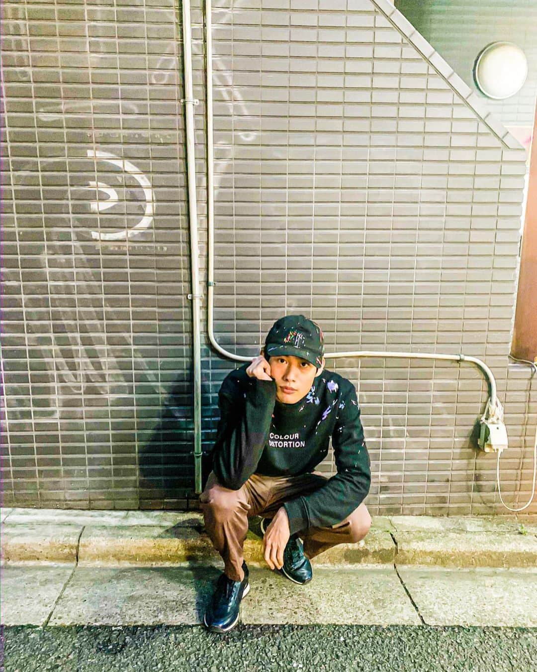 井上雄太のインスタグラム：「ストリートっぽいの撮りたい って思った  #服  #も #変われば #気分 も #変わる #夜 #何気なく #春 #写真 #streetphotography #コーデ #散歩 #ポートレート #portrait #ストリート」