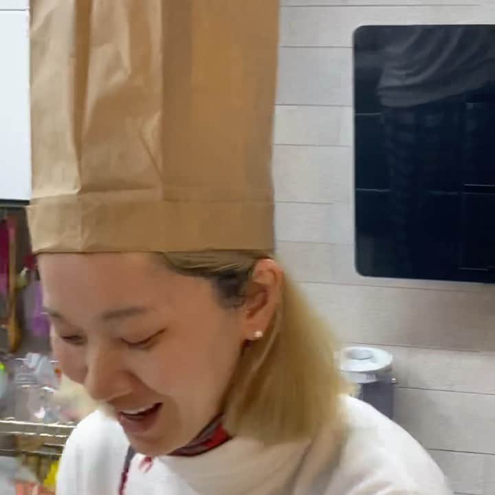 チャン・ユンジュのインスタグラム：「김밥요 김밥 오 둘둘 말은 김밥 ㅎㅎㅎㅎㅎㅎㅎㅎㅎㅎㅎㅎㅎㅎㅎㅎㅎㅎㅎㅎㅎㅎ 🍚🍙🥄🥢🍯🥓🍗🍘😅😂❤️💋👨‍👩‍👧 #김밥만들기놀이  #하다보니10인분ㅋㅋㅋㅋ  #엄마의개그를좋아하는리사  #셰프모자는리사의아이디어」