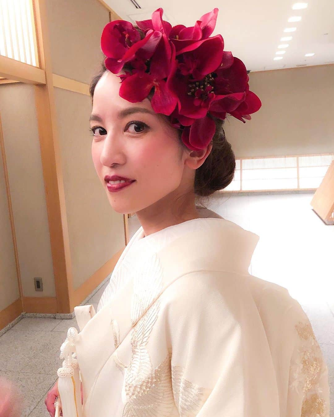 野口忍 hair make upさんのインスタグラム写真 - (野口忍 hair make upInstagram)「白を神聖なる色として 「相手の家の色に染まるように 真っ白のまま嫁ぐ」 . 白無垢って素敵. . 今年は挑戦を合言葉に 白無垢に似合わせて お洒落を を最大限活かして リップと赤胡蝶 差し色に メリハリをつけました . 本当ステキな１日でした！ この時期の2人の決断の裏には いろんな想いが あったんだと知りながらお手紙 聞いてました！ 楽しそうで本当に良かった☺️ それにしても お母様最高やった☺️ またどこかで会えるといいなー . 本当におめでとうございました✨ . ２次会楽しんで下さい〜🙌 💄@yuno.hairmake 📷@ru.wedding24 . 『３月度ヘアメイク体験会』開催決定 . 《こんな人におすすめ！》 . ※持ち込みヘアメイクにしようか悩んでいる ※インスタでよく見るヘアスタイルが自分に似合うか不安 ※結婚式のヘアメイク、コーディネートを思い切りこだわりたい . 《体験メニュー内容》 . ①カウンセリング＋ブライダルヘアアレンジ+小物合わせ（1.5h） ￥7,000-（税抜） ②カウンセリング＋ブライダルメイク（1.5h） ￥7,000-（税抜） ③カウンセリング＋ブライダルヘアアレンジ＋ブライダルメイク（2h） ¥14,000-（税抜） /持ち込みヘアメイクをご検討中の花嫁様限定/ . 《3月度日時》 . 【平日は1日４組限定】 14時、16時、18時、20時、 ． 【土日は1日５組限定】 10時、12時、14時、16時、18時、20時 ． 応募多数の場合は抽選となる場合がございます。 . 《ご契約された方スペシャル特典》 . ご契約された場合、体験会キャッシュバック . 《場所》 . 東京都渋谷区神宮前1-14-34 FPG links HARAJUKU 7F . 《ご予約方法》 . ①ご希望の体験メニュー ②希望日時 ③お客様のお名前 ④各スタイリストの選択 ⑤会場名、挙式日 以上5点をLINE・DMにてお伝えください。 ※各スタイリスト婚礼に出ている場合ございます。 1度お問い合わせ下さい。 . 【ヘアメイクのこだわり】 . ・小顔に見える顔まわりのニュアンス作り ・360°どこから見ても綺麗なバランス ・軽やかで柔らかい束感 ・男らしさ＆清潔感際立つ新郎ヘアメイク ・自分でも気づいていない魅力を引き出す技術 . 【よくある質問】 . Q.体験会の内容な具体的にどのような事でしょうか？ A.カウンセリングを15〜30分しっかり行いお客様の結婚式の情報、普段のファッション、メイクを聞き似合う雰囲気を一緒に見つけて行きアドバイスさせて頂きヘアメイクを作っていきます。 ． Q.体験会では持ち物等はございますでしょうか？ A.持ち物等、特にございません！白やカラードレスに合わせた色のトップスをお持ち頂けるとイメージ湧きやすいです＾＾ ． Q.体験会のお問い合わせはどこから出来ますでしょうか？ A.基本LINEにめ受け付けておりますがお電話での対応もさせておりますのでお気軽にお問い合わせ下さい。 【ご予約＆お問い合わせ】 ． 唯一のブライダルヘアサロン ＠amelie_tokyo_bridal_salon . ご予約＆ご相談はHP.または専用LINEへお願いします💌 LINE ID：@avq9020r ． きっと、初めてのことで不安が多いと思います。 ブライダルヘアメイクとして、豊富な知識と経験で最高の結婚式＆撮影になるようサポートしますので安心してお任せください。 . ＿＿＿＿＿＿＿＿＿＿＿＿＿＿＿＿＿＿＿＿ ． 𓆸﻿﻿遠方出張のお知らせ 6月12〜15日(宮古島出張） この期間は通常よりも特別料金でヘアメイクさせて頂きます。 お気軽にお問い合わせください👏」3月15日 23時01分 - shinobunbunmaru_atren_deu