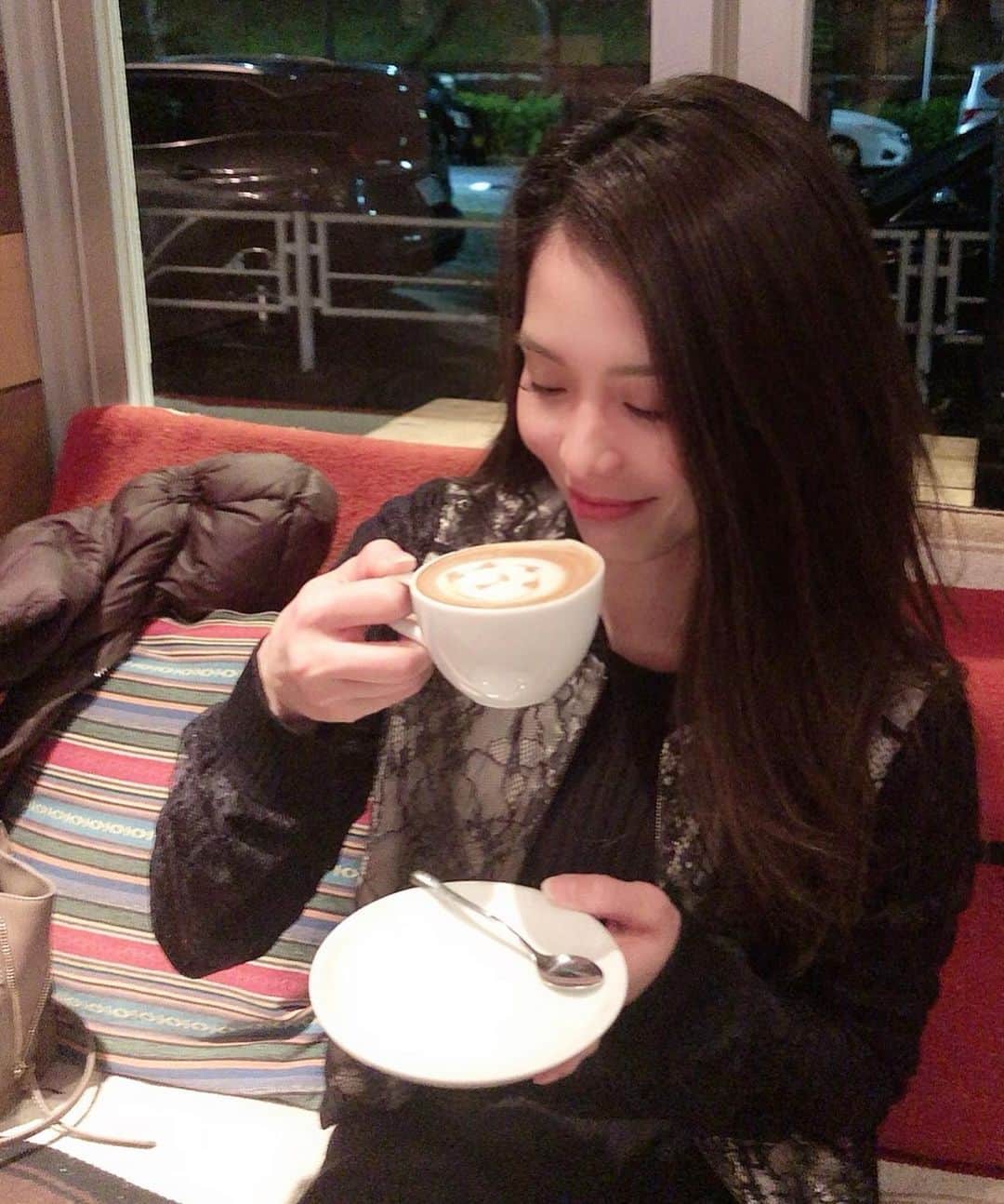浦田麻緖さんのインスタグラム写真 - (浦田麻緖Instagram)「夜のカフェ☕️ってなんか好き☺️ 一日の疲れを癒してくれます。 でもこれから勉強するんだー📖  #cafe #夜カフェ　#勉強　#早く暖かくなって　#テラスで夜カフェしたい #まだ寒いね　#彼女とカフェなうに使っていいよ  #彼女とまったりなうでもいいかな　#笑 #ボンダイカフェ　#ホワイトモカ」3月15日 23時03分 - mao.urata