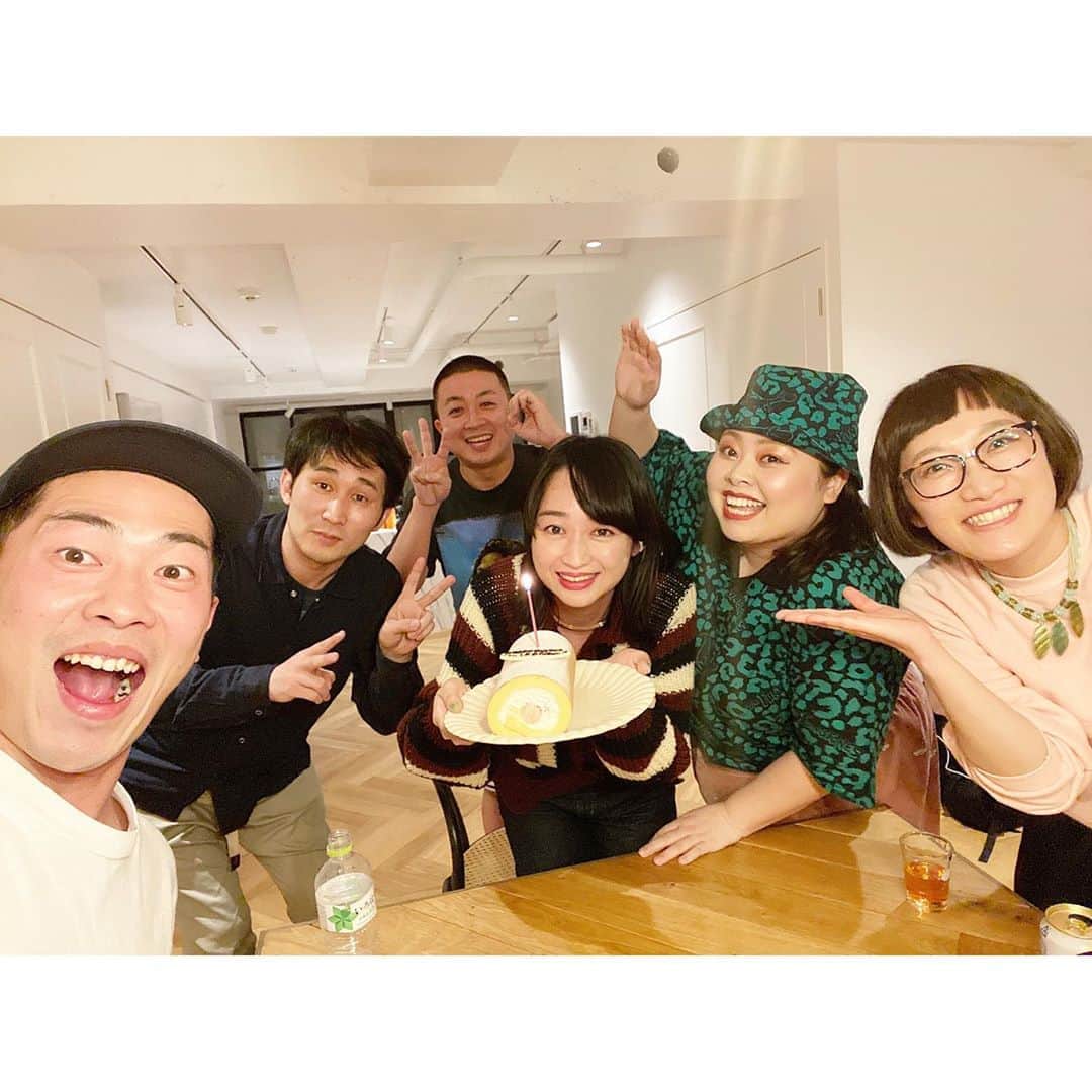 小川暖奈のインスタグラム：「わたしが18.19歳の頃から、ずっとお世話になってる大好きな先輩方と相方に サプライズで30歳のお祝いをしていただきました！！😭❤️. 嬉しいーーー！！ 30歳になってよかったーー！！！ 今もこうしてずっと可愛がってくださってて、もうなんというか親族のように思っています🥺 とっっっても幸せな時間でした！！🥰 . ありがとうございました！！！😭💖✨ . #最初じろうさん選曲のこの曲がなんの曲かわからなくてそわそわしましたが#途中で気づいてしかも数日前に天てれMTKでてれび戦士がこの曲をカバーしたときの20年くらい前の動画をYouTubeで観まくってたので凄いわくわくしました😂 #そして素敵な舞🥰」