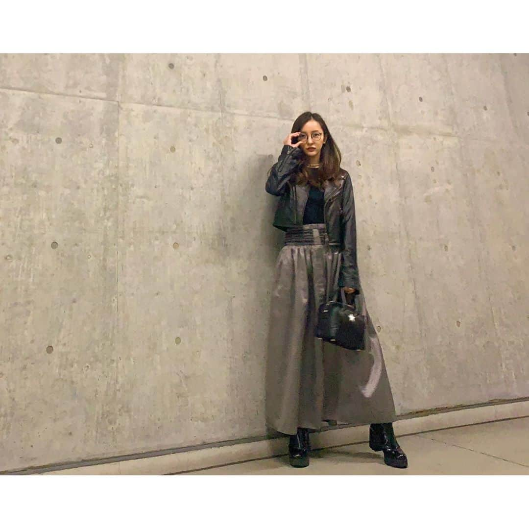 板野友美さんのインスタグラム写真 - (板野友美Instagram)「👗👠私服  #ridersjacket @nine_official_pr  #tops  @coel_y  #skirt @coel_y  #boots @prada  #bag @givenchyofficial  #glasses @oliverpeoples  #ootd #友Style」3月15日 23時11分 - tomo.i_0703