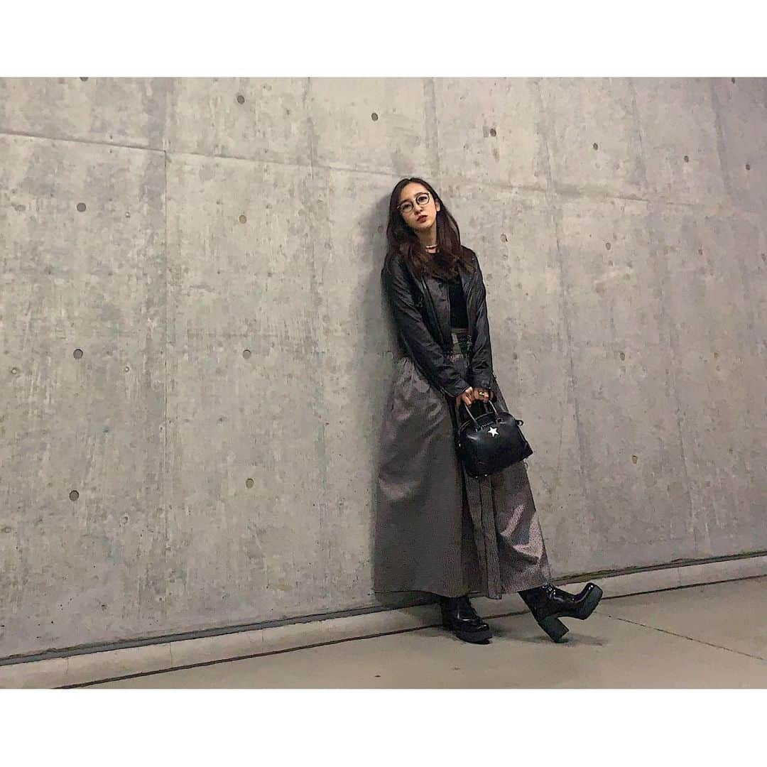 板野友美さんのインスタグラム写真 - (板野友美Instagram)「👗👠私服  #ridersjacket @nine_official_pr  #tops  @coel_y  #skirt @coel_y  #boots @prada  #bag @givenchyofficial  #glasses @oliverpeoples  #ootd #友Style」3月15日 23時11分 - tomo.i_0703