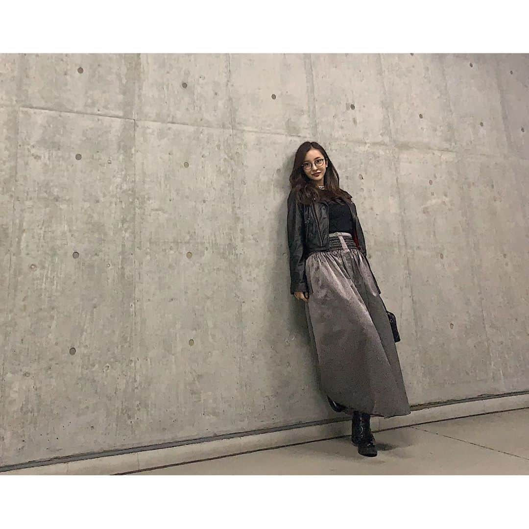 板野友美さんのインスタグラム写真 - (板野友美Instagram)「👗👠私服  #ridersjacket @nine_official_pr  #tops  @coel_y  #skirt @coel_y  #boots @prada  #bag @givenchyofficial  #glasses @oliverpeoples  #ootd #友Style」3月15日 23時11分 - tomo.i_0703