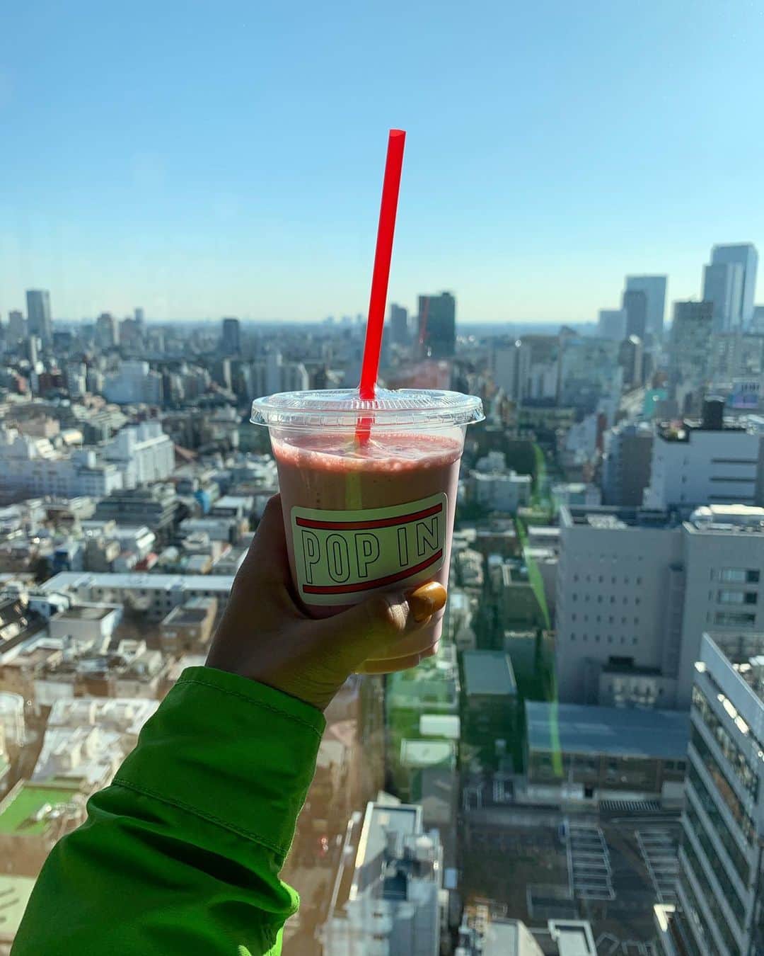 のインスタグラム：「Tokyo time🏃‍♀️🥤💨 busy days me being stylist or director🧠 . スタイリストやディレクターの仕事が多い件💫w カメラマンもたまにw #ダンスも振付師も絶賛頑張ってます💪w」