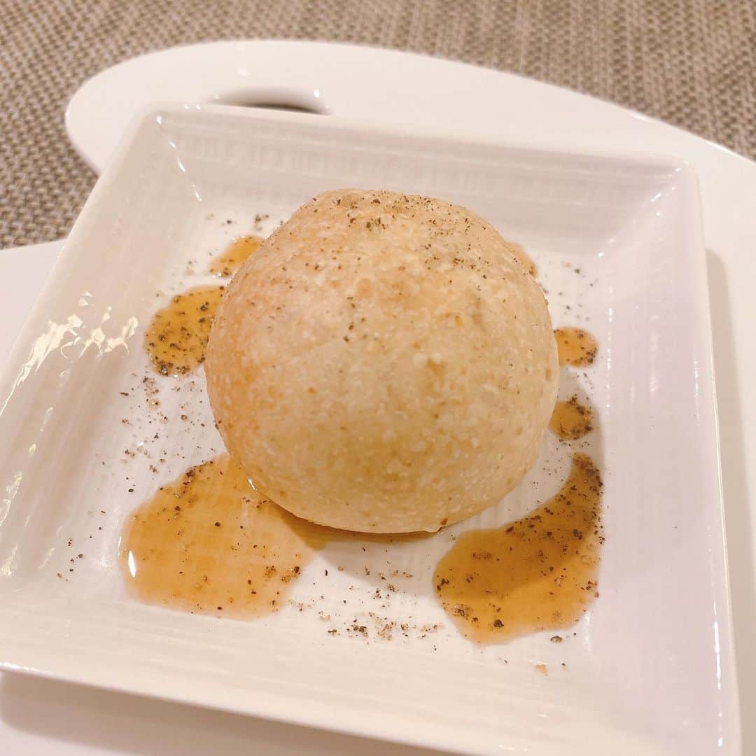 金巻ともこさんのインスタグラム写真 - (金巻ともこInstagram)「おいしかった！　白アスパラは春だねえ。2枚目の写真、ただのパンみたいだが中には豚足が入ってるのであった……！ #frenchcuisine #lacuisinefrançaise #フランス料理 #フレンチ #成増 #レクルール  #おそとごはん金巻」3月15日 23時18分 - tomotomoco
