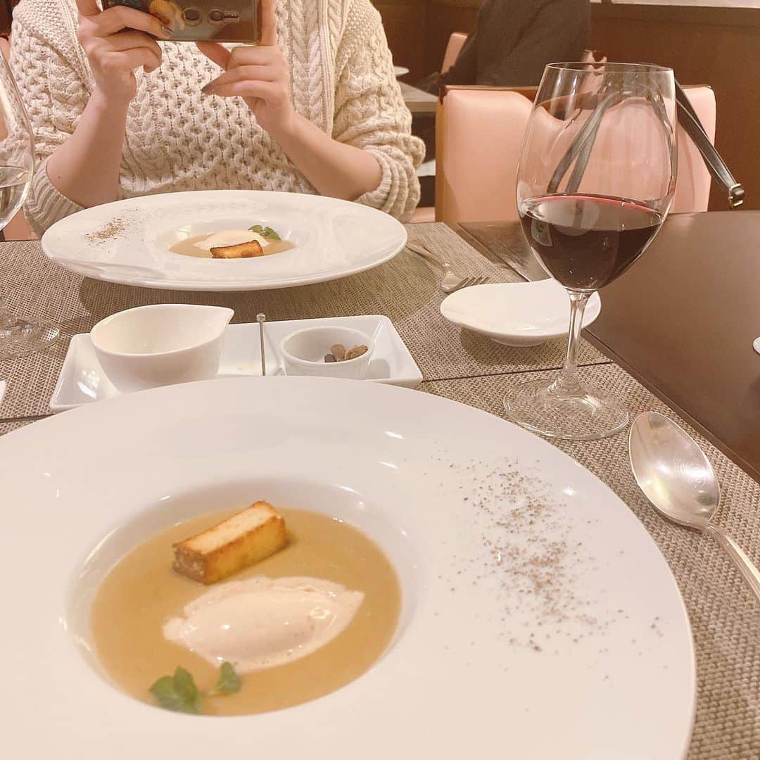 金巻ともこさんのインスタグラム写真 - (金巻ともこInstagram)「おいしかった！　白アスパラは春だねえ。2枚目の写真、ただのパンみたいだが中には豚足が入ってるのであった……！ #frenchcuisine #lacuisinefrançaise #フランス料理 #フレンチ #成増 #レクルール  #おそとごはん金巻」3月15日 23時18分 - tomotomoco