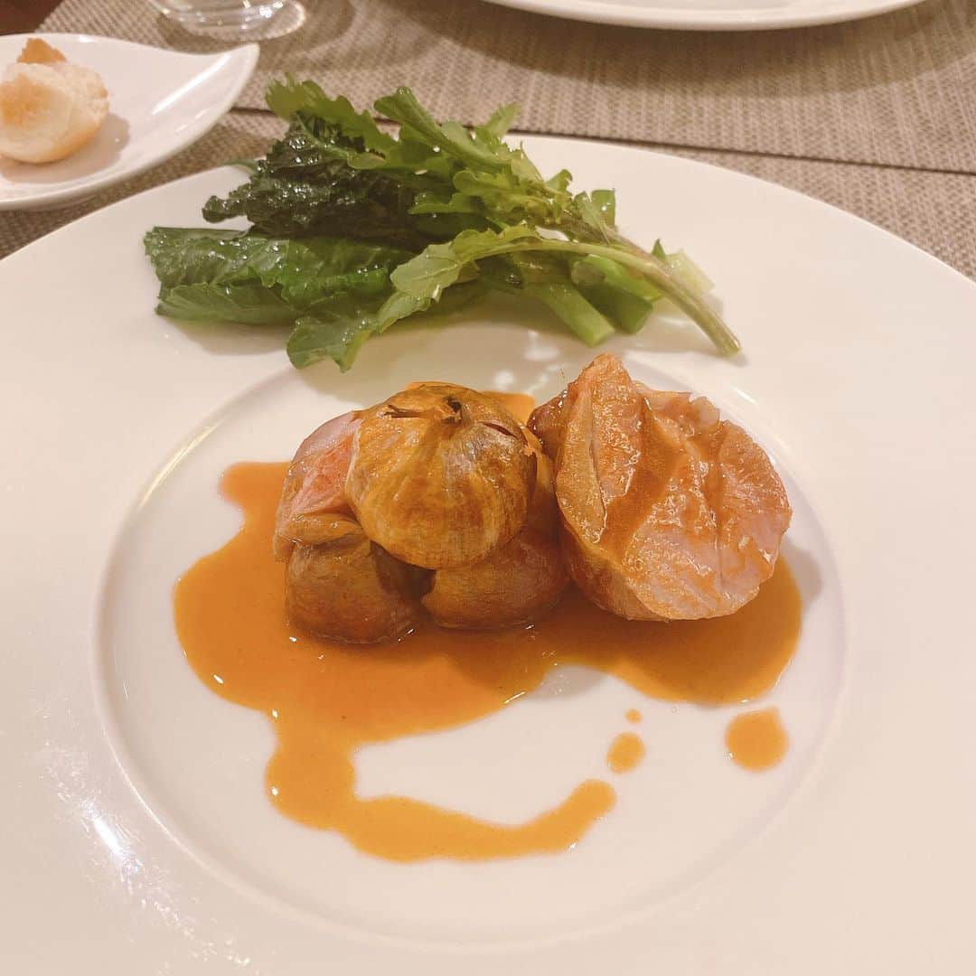 金巻ともこさんのインスタグラム写真 - (金巻ともこInstagram)「おいしかった！　白アスパラは春だねえ。2枚目の写真、ただのパンみたいだが中には豚足が入ってるのであった……！ #frenchcuisine #lacuisinefrançaise #フランス料理 #フレンチ #成増 #レクルール  #おそとごはん金巻」3月15日 23時18分 - tomotomoco