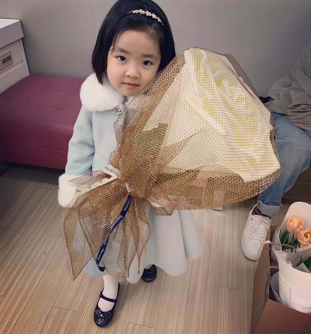 イ・ユンジのインスタグラム：「생일 축하해주신 모든분들 감사합니다. 덕분에 행복하고 의미있는 날이 되었답니다ㅡ 오늘의 끝에 주책맞게눈물이 핑. 오래오래 기억에 남을것 같아요. #왕꽃라니님#몇번이고귓속말로#엄마생일축하해#고마워#사랑해#그리고#사랑해」