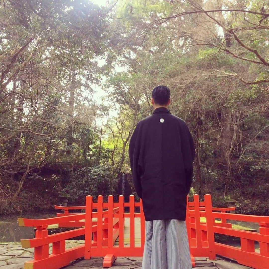 梅川壱ノ介（舞踊家）のインスタグラム：「𝐈𝐧𝐨𝐫𝐢... 𝐏𝐫𝐚𝐲... ￣￣￣￣￣￣￣￣￣￣￣￣￣￣￣￣￣￣￣￣￣￣￣￣ . . . .#梅川壱ノ介 #舞踊家 #宇佐八幡宮  #宇佐神宮」