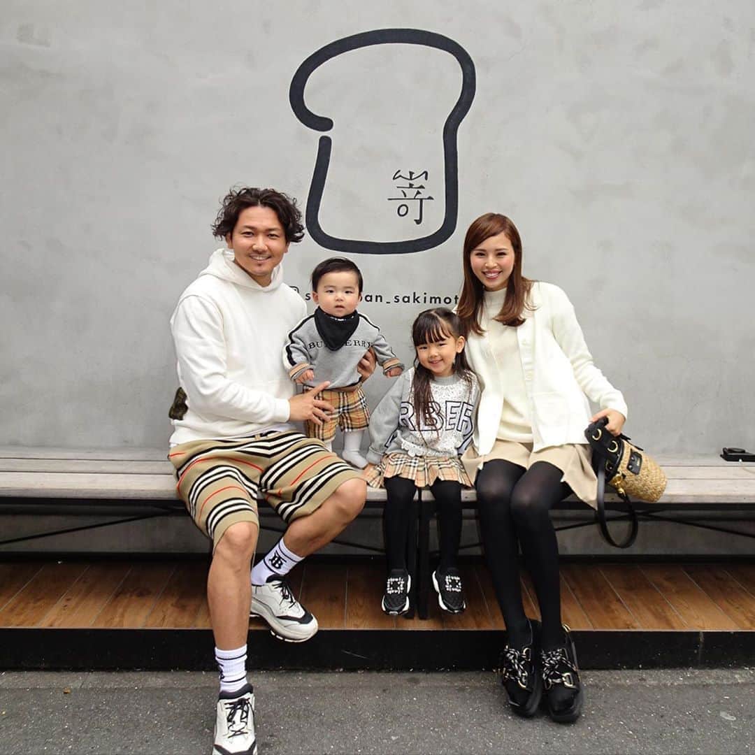 嵜本将光 のインスタグラム：「・ ・ ・ 今日は娘と息子とBurberryコーデでお出かけ ・ ・ ・ 嵜本ベーカリーカフェでランチしてコストコ行って スクール友達パパママと お好みたまちゃん✨ ・ ・ 明日は今日買った牛テールで シチューの仕込みしよう🐂 ・ ・ ・ #burberry #burberrykids  #family #familytime  #familyphoto  #familyday  #kidsfashion  #baby #babyboy #babygirl #kidsphotography」