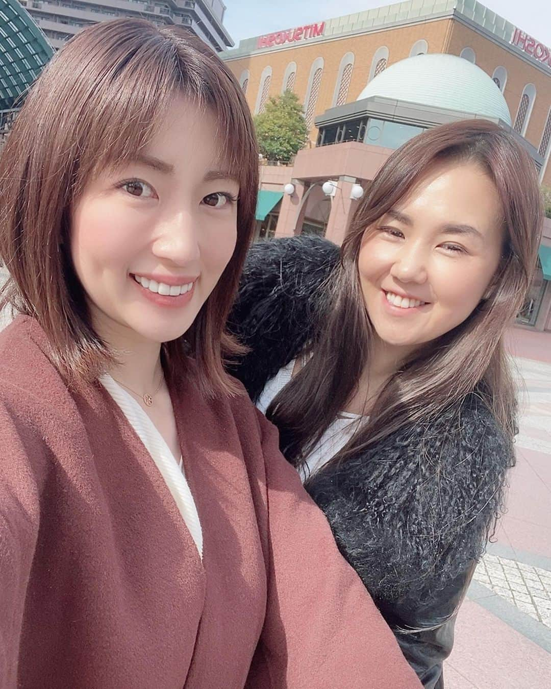 庄司ゆうこさんのインスタグラム写真 - (庄司ゆうこInstagram)「スタジオでちひろ先生と❤️ お客様から頂いたマカロンがめっちゃ美味しかったぁー✨ 最近載せてなかった写真一気にアップしちゃう🤗 ホントみんな性格良くて明るくてポジティブで大好きな子たちばかり😘 本当に私は周りに恵まれているなぁってつくづく思う❣️ みんながいないと会社10年もやって来れなかったと思うし、常に感謝の気持ちを大事にして、みんなのことを全力でサポートしたい💖 10年前、私が会社立ち上げる少し前にお付き合いしている方が亡くなってしまって、かなり落ち込んでいて、芸能の仕事も一気にやる気をなくしてしまい、趣味だったヨガの資格を取りに行って、勢いでスタジオをオープンした時に、年上の先輩女性経営者にたくさんのお客様を紹介してもらい、めちゃくちゃ協力してくれたお世話になった方がいるんだけど、私もその人のように、今は年下の頑張っている子たちを、全力で応援してあげたいという気持ちが強くなってきました^ ^ 今、これから何かを目指している方、起業したい方いたら相談のってあげたいな🥰 って偉そうな事言ってるけど、私もまだまだ未熟だから常に向上心あるし、日々成長していきたいって思いはまだまだあるけどね^_^ どんな困難があっても、そのハードルを越えていくのが楽しい❣️ 人生はイベントです⭐️⭐️⭐️ #ホワイトデー#マカロン#美味しかった#ありがとうございます#感謝#ポジティブスターヨガ#10周年#女性経営者#起業家#起業家女子#出産して#約1年#また#仕事への#エンジンかかってきたよ#パワフル女子#スーパーポジティブ#人生はイベント」3月15日 23時41分 - yuko.shoji