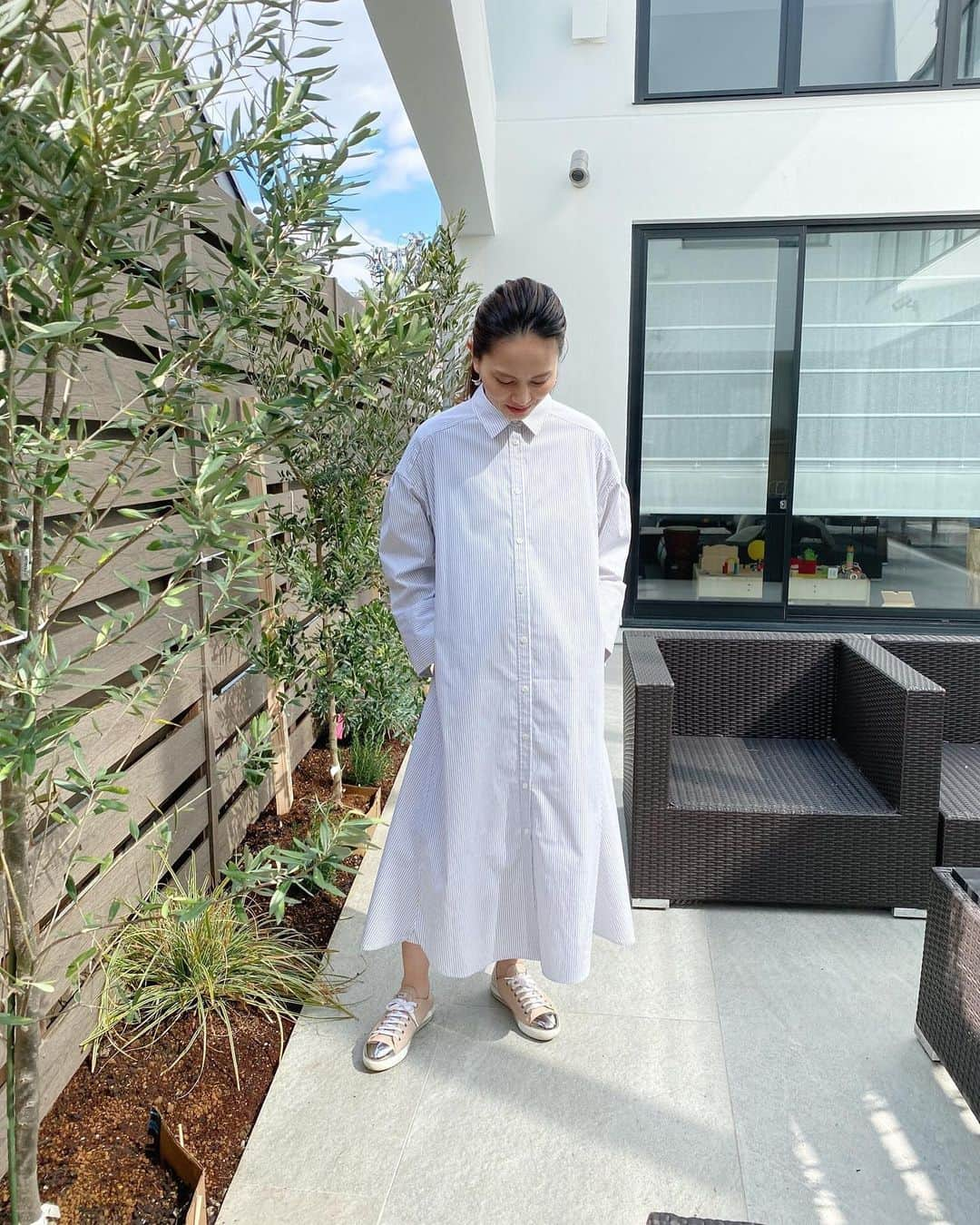 大橋菜央さんのインスタグラム写真 - (大橋菜央Instagram)「It’s hard to find something I wanna wear with this baby bump♡ . . . 昨日の雪や寒さから一転して 今日は一日いいお天気🌞 春服日和〜 . マタニティウェアだとデザインが限られるから 好きな服で心地よく着られるものが見つかった時の嬉しさったらない♡ . バックリボンが可愛くて袖やショルダーのディテールもどんぴしゃで好き🥰 . 渋谷ヒカリエに新店舗がオープンした @lanvin_en_bleu_womens の👗 . 今年で10周年を迎えるそうで 新しく生まれ変わったランバンオンブルーは どれも上品なのに遊び心あるデザインが素敵🥺✨ . . . #前から見るとお腹が😂 #lanvinenbleu #shibuyahikarie  まもなく#妊娠8ヶ月 #妊婦コーデ  #naoliving」3月15日 23時34分 - naoliving