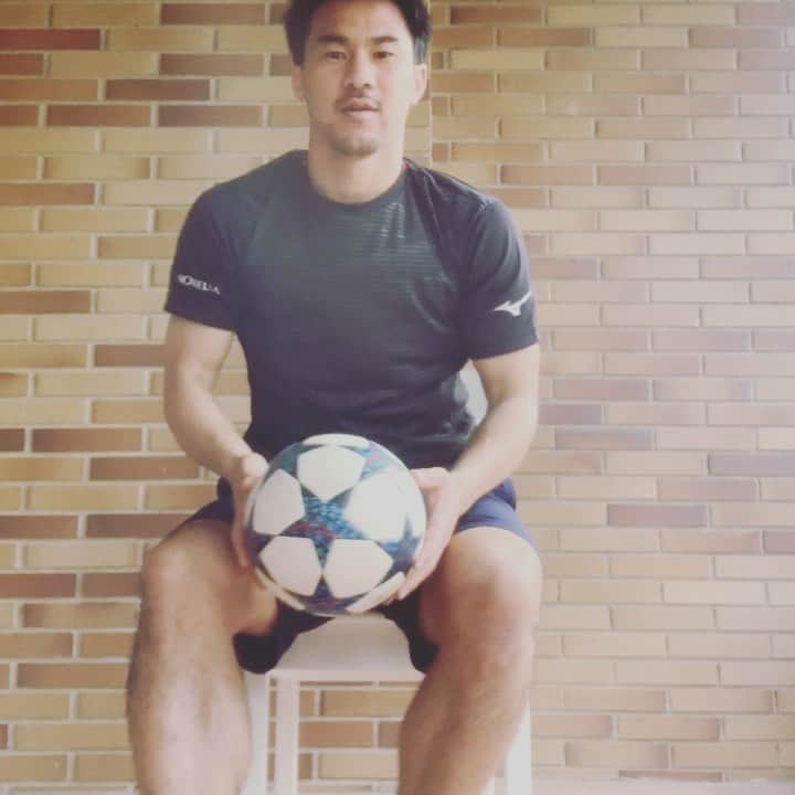 岡崎慎司のインスタグラム：「乾からの宿題少しやりました。 若干腰を痛めました。けどフィジカルで乗り越えました。やっぱり気持ちとフィジカルは大事やな😅 みなさんやり過ぎには注意してください。今日本だけじゃなく、世界でも大変な時期ですが、沢山の人がこの状況を良くしようと頑張ってくれています。なので自分達も信じて前向きに過ごしていきましょう。 In such a situation, spend as much positive light as possible every day, and let's get over together.💪💪」