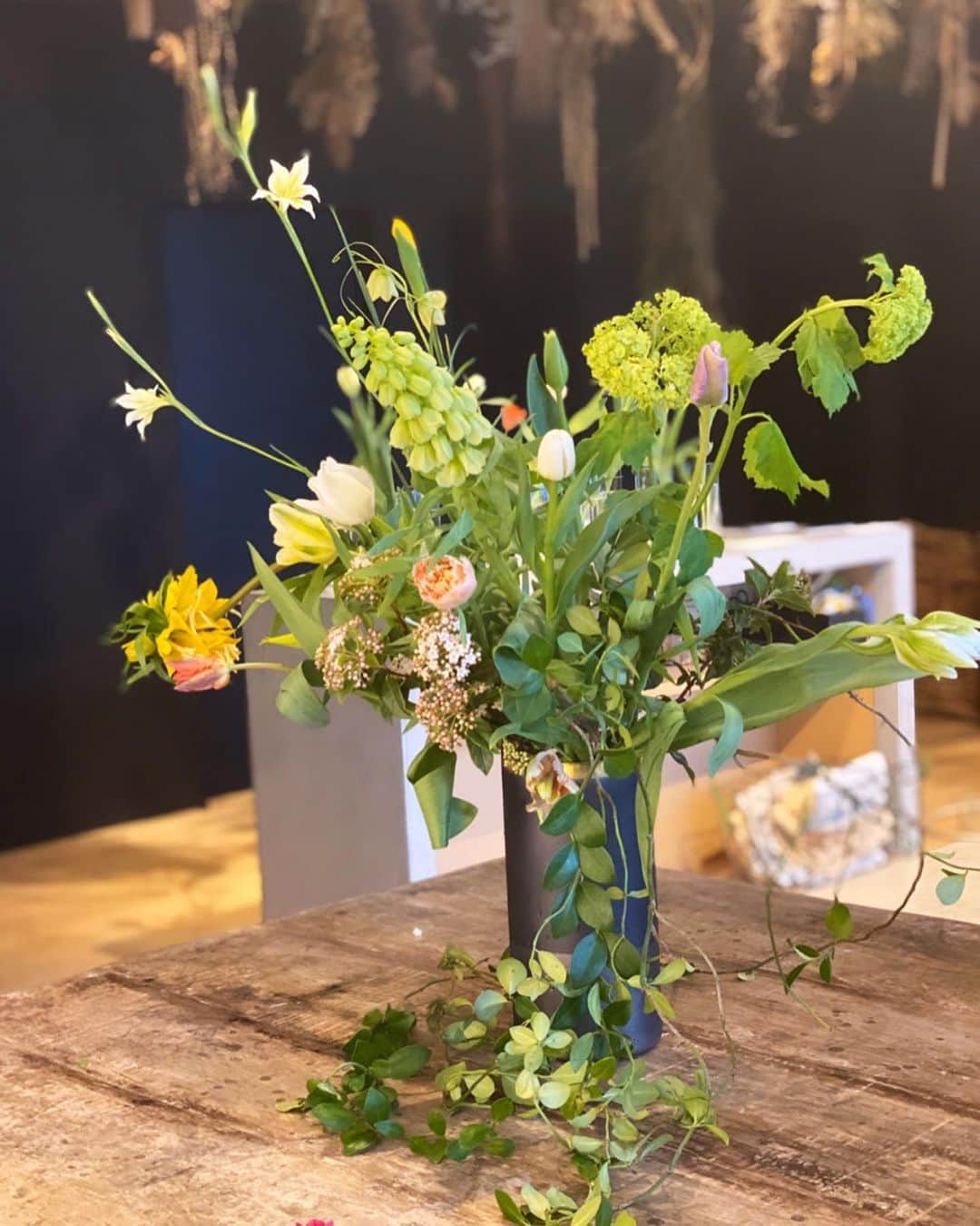 小澤名代さんのインスタグラム写真 - (小澤名代Instagram)「花瓶を選んで、お花を生けるレッスン🌸 生け方を教わってから、お花の奥行きなど考えて生けるのが楽しい♡  さっそく今日サロンに飾ってきました💕  #お花のある生活 #習い事 #センスを磨きたい」3月15日 23時53分 - ozawanayo