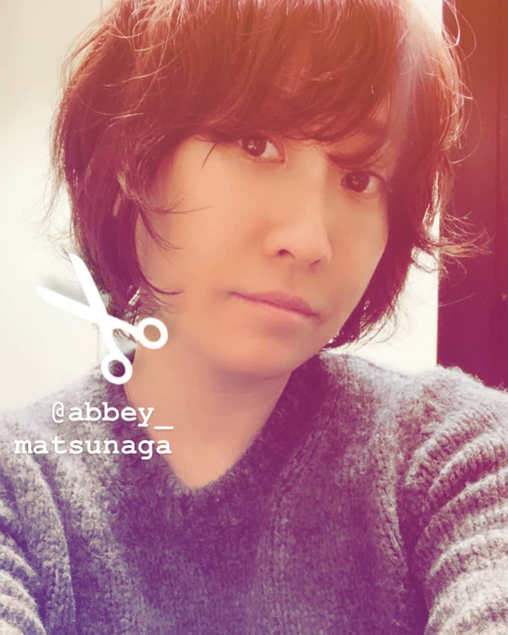 風間ゆみえのインスタグラム：「髪をばっさりと切った日、東京の空に初雪が舞っていました。  このところ少し忙しなく、ずいぶん気を張って過ごしています。ただただなるべく笑って過ごせるように、植物(ハーブや精油)のちからをかりたり、スタッフや友人たちに助けられたり、夫の声を聞いたり、湯船には、すっぴんという名前の酒風呂専用の純米酒とお塩ひとつかみに柚子の精油を1〜2滴加えて、額に汗をかくくらいにしっかりと浸かったり、食事は消化に負担がかからない程度になるべくゆっくり噛んでいただくようにしたりと、仕事はきっと好きなせいか、無理がわからなくなってしまうタイプでもあるので、このところは、年齢も加味しながら上手に暮らしています。  きちんと整えたら、なかなかいいヘアスタイルだったのだけど、何せ、意外に思われますが、髪は洗い晒しにオイルをなじませておしまいなのが私のヘアスタイルなのです。 美容師泣かせともいうのでしょうか。 ドライヤーもしない、ブラシも使わない(トリートメント時には使用)、ワックスなんかも使わない、 それで決まる髪にして下さいって😂  多毛で太くてかたい髪質なんてコンプレックスでしかずっとなかったけど、柔らかく見えてますよね？笑　もう魔法ですよ。  久しぶりのショートヘアですっきり、少し騒がしい春を乗り越えて、今、私が伝えていけることを心地よいエネルギーで広げて行こうと思います‼︎ 明日は『SENSE OF SEASON』のフィトテラピーセミナー🌿　たっぷり眠って、皆さまにたくさん学んで持ち帰ってもらえるようにします😊  東京まで来れない方々のためにも、otona MUSEの連載や onlineセミナーも準備中ですので、もうしばしお待ち下さい🙇🏻‍♂️🙏✨✨✨✨ . . 今発売中の @otonamuse の『SENSE OF SEASON』では、鎌倉にある漢方薬局から日頃の慢性的な不調を整えて行く内容でお届けしていますので、ぜひcheckして下さいね‼.︎ #杉本薬局」