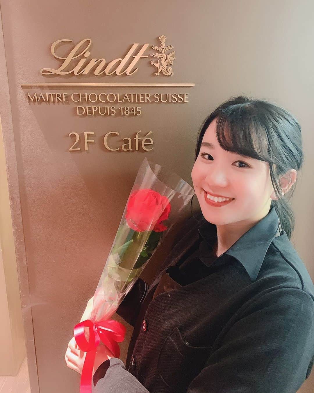 荒木悠衣のインスタグラム：「- 今更の公開となりますが、チョコレートのお店で働きたいと飛び込んだリンツで働いて早4年が過ぎました🍫 銀座、表参道とステキな場所でステキな人たちとアルバイトができて幸せでした☺️ みんな、これからはリンツに貢献しましょう笑」