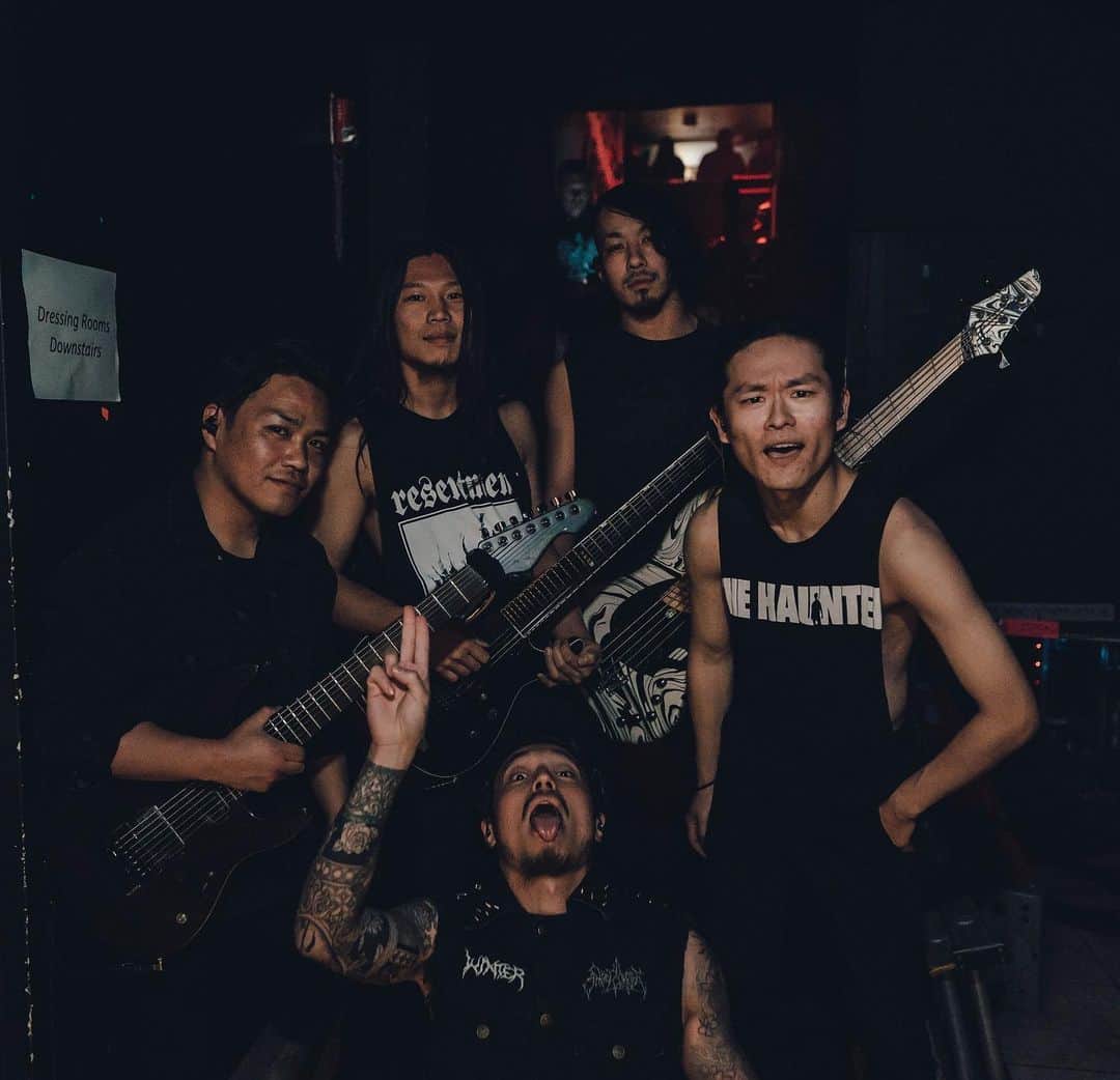 Crystal Lakeのインスタグラム：「This was the last show of Dark Skies USA Tour in Joliet, IL last night. M A S S I V E.  REPOST: Dark Skies USA tour has been postponed to the summer due to the growing Coronavirus threat.  Unfortunately, we will be unable to join on the new dates, but we will have something else to announce for the USA soon.  Please stop by our online merch store to help us make it through this difficult time.  Thank you for understanding. Thanks @fitforakingtx for having us on this beautiful tour and being with us @chelseagrinofficial and @alphawolfcvlt.  Photo: @caaalebarnaud  #FitForAKing #ChelseaGrin #CrystalLake #AlphaWolf #DarkSkiesWorldTour #USA #CoronavirusSucks」