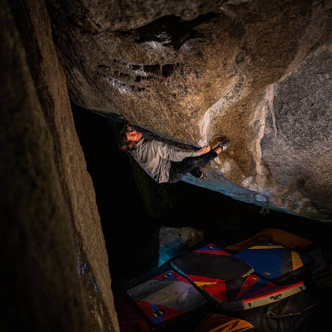 ダニエル・ウッズのインスタグラム：「Primitivo (8C) ✔ ______________________________ Had a crazy day out in the blocs. Day started with going to Brione and climbing a new classic that @jwebxl put up called "Versace" (8B). After this we drove an hour to Bavona so I could have a shot at finishing another @jwebxl test piece called "Primitivo." The forecast called for rain starting in the eve and going through the night. We setup the lights and pads, played some rage against the machine (guerrilla radio), and I fired the line first try. It began to start pissin rain as I topped out, so Id say that the timing was perfect. Sucha stunner to session on! PRIMITIVO... the best wine 🍷  Photo @kevintakashismith 🔥」