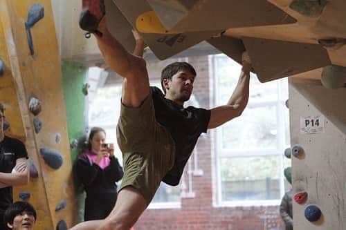 ヤン・ホイヤーのインスタグラム：「I had a fun day at CWIF qualifiers yesterday and enjoyed my first comp since November. Climbing with friends from all around the world on techy blocs never gets old. Semis also went well and I get to climb in finals tonight 💪 Check out @climbingworks for the livestream. @mammut_swiss1862  @madrockclimbing 📷 @johnnygee223」