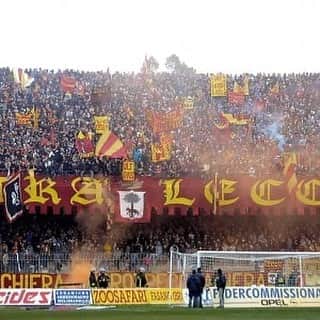 ジュリオ・ドナーティのインスタグラム：「Con la tua passione, la tua bellezza e l’attaccamento alla tua terra sei unica!! Fai innamorare tifosi e giocatori che hanno l’onore di fare parte della tua storia.. tanti tanti auguri Lecce!! 💛❤️🥳 #forzalecce」