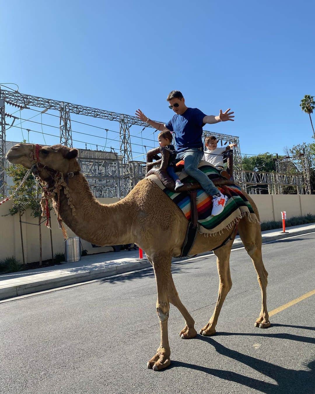 ロブ・ディアデックさんのインスタグラム写真 - (ロブ・ディアデックInstagram)「Hope everyone is staying safe out there. We may not be able to hit the local farmers market for camel rides on Sundays for awhile, so I had to step in and become the camel for these kids of mine. 🐪⬆️🆙」3月16日 0時45分 - robdyrdek