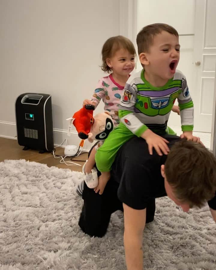ロブ・ディアデックのインスタグラム：「Hope everyone is staying safe out there. We may not be able to hit the local farmers market for camel rides on Sundays for awhile, so I had to step in and become the camel for these kids of mine. 🐪⬆️🆙」