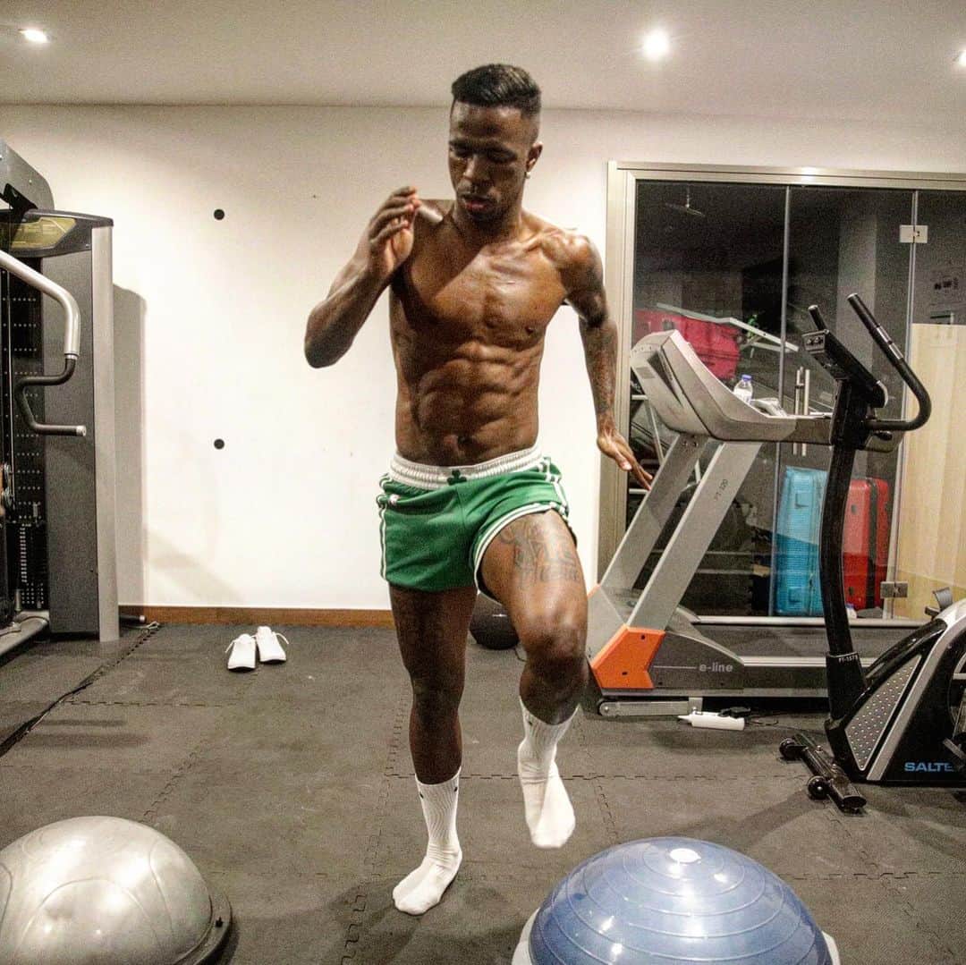 ヴィニシウス・ジュニオールのインスタグラム：「Trabajar... siempre! 💪🏾🏋🏾‍♂️ #Yoentrenoencasa」