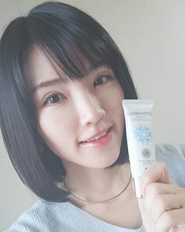 のインスタグラム：「手の甲専用ピーリングジェル #ルミナピール でケアしてみたよ❁⃘*.ﾟ  使い方は透明のジェルを30秒ほどのせてからくるくるとマッサージをして洗い流すだけ。 プラセンタエキス、9つの植物エキスも配合されているので洗い流した後でも肌がつっぱることなくつるんとした仕上がりに✨  これから紫外線の多い季節になるし手もきちんとケアしていきたいな。  #北の快適工房 #PR #ピーリングジェル #ピーリング #シミ予防 #手の甲 #ハンドケア #医薬部外品」