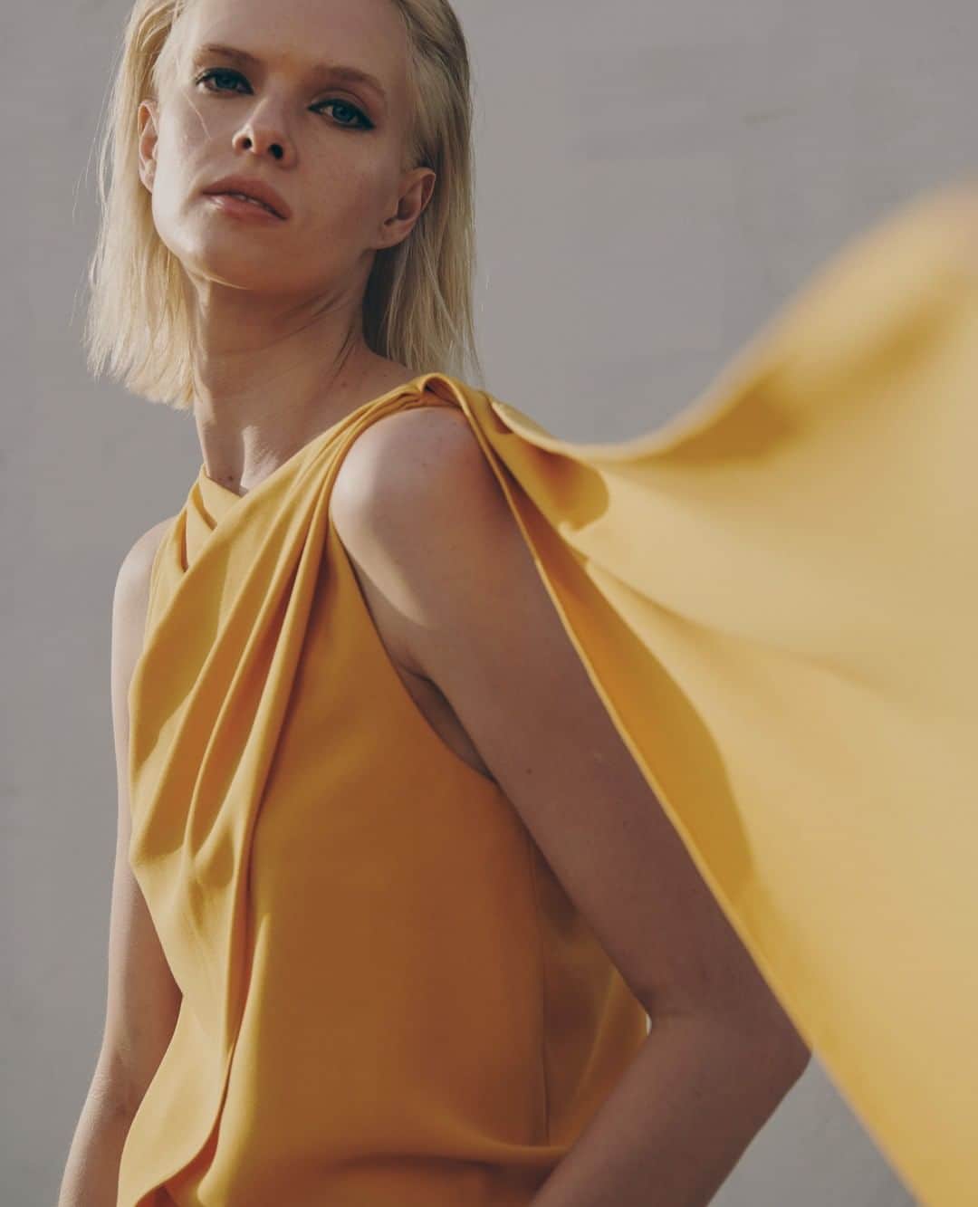 ホルストンのインスタグラム：「Swoon. Our latest color crush, the sunny hue of marigold, has us dreaming of the warmer days ahead.⁠」