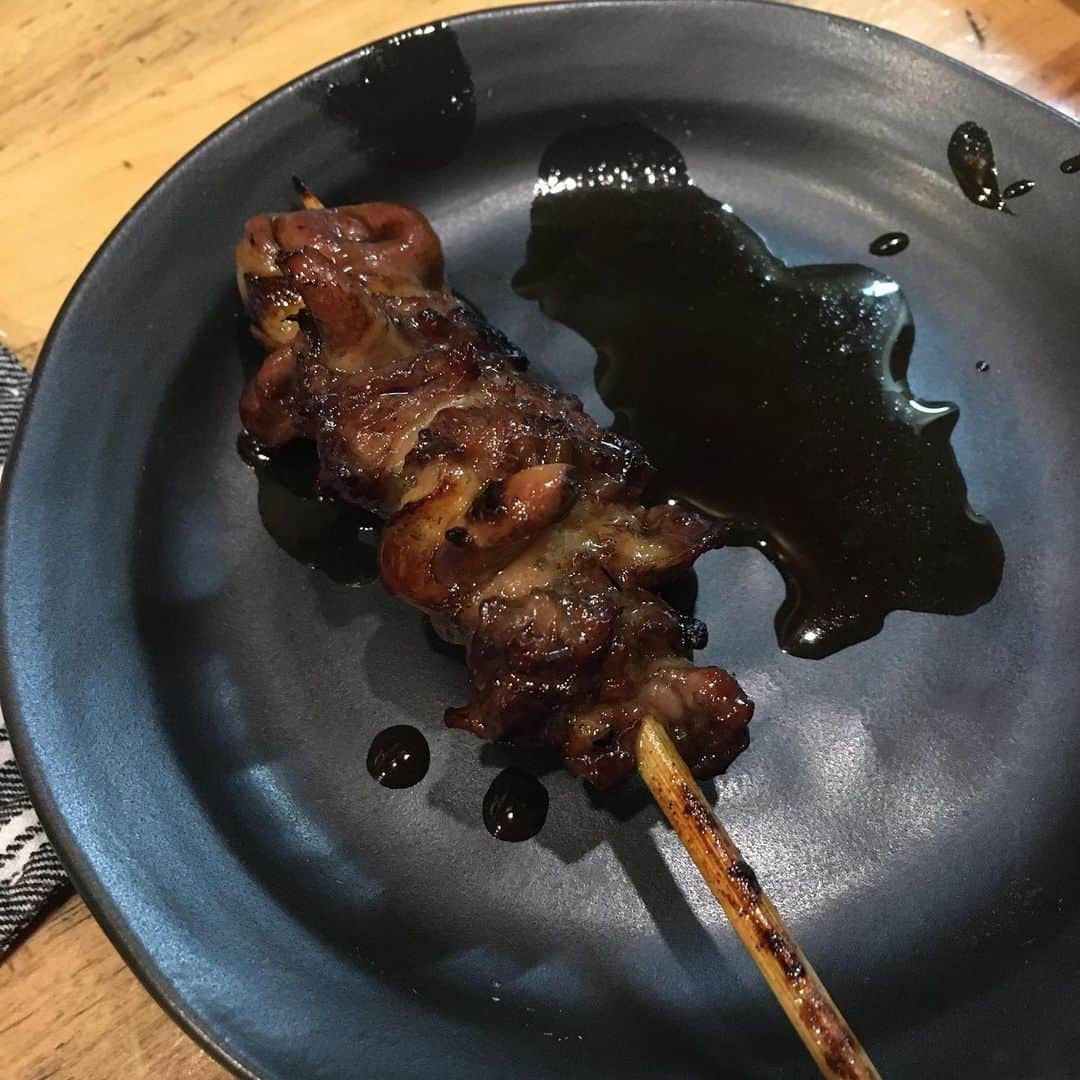 いとうせいこうのインスタグラム：「下町でレベル高く、しかもお値打ちな焼き鳥。店にいた人みんなと友達になれた。#誘いメシ活動」