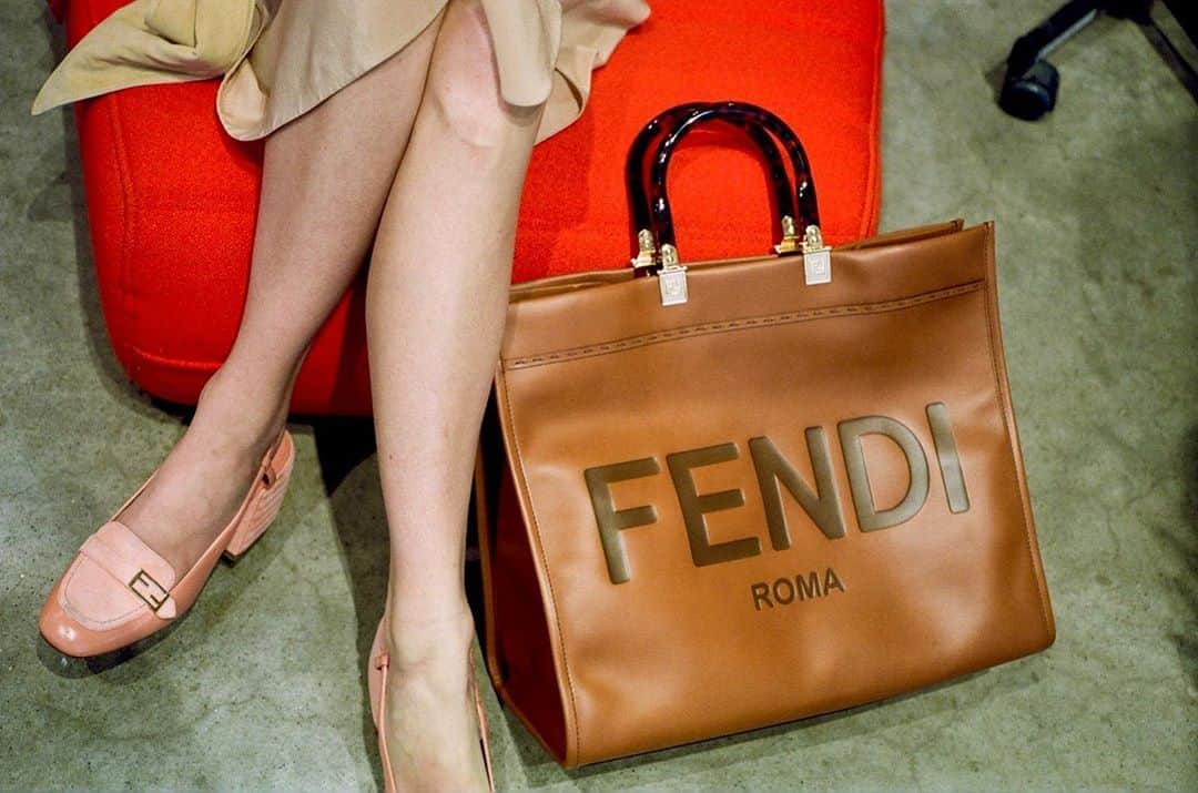 Fendiさんのインスタグラム写真 - (FendiInstagram)「Spacious enough for a long weekend or for days spent dreaming of one, the #FendiSS20 Sunshine tote is a summer must-have. Tap to shop.」3月16日 1時13分 - fendi