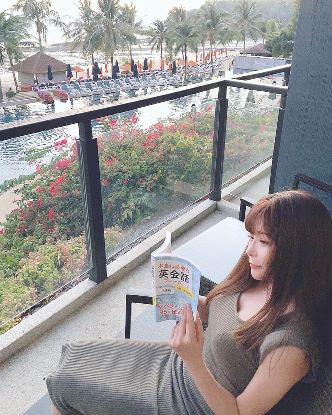 利咲のインスタグラム：「英会話は日本人の永遠のテーマだなぁと思うことがしばしば… 実際海外に居たときに日本で習う英会話があまり通用しないなぁと思ってたのですが良さそうな本をご紹介します✨ 『本当に必要な英会話フレーズだけを一冊にまとめました』  注目は著者の山内勇樹さん☺️ ・TOEIC®テスト990点満点、TOEIC®SWテスト400点満点。両方ともに満点の日本最多得点者。 ・カリフォルニア大学ロサンゼルス校(UCLA)を脳神経学専攻で卒業 ・2005年から海外への留学サポートを開始し、延べ500人以上の生徒をハーバード大学、マサチューセッツ工科大学、スタンフォード大学など超難関大学へ導く。  この本は脳神経科学をもとにした効率的な英語学習法らしいです(◍•ᴗ•◍)✧ 7パターンのフレーズだけを知ることで会話の95％は伝わるという分かり易さ👍 海外旅行ですぐに使える無料音声もついてるみたいなので試してみたいと思います。  #英会話 #英語 #TOEIC #TOFEL #海外 #留学 #山内勇樹 #おうちホームステイ #フローラル出版」