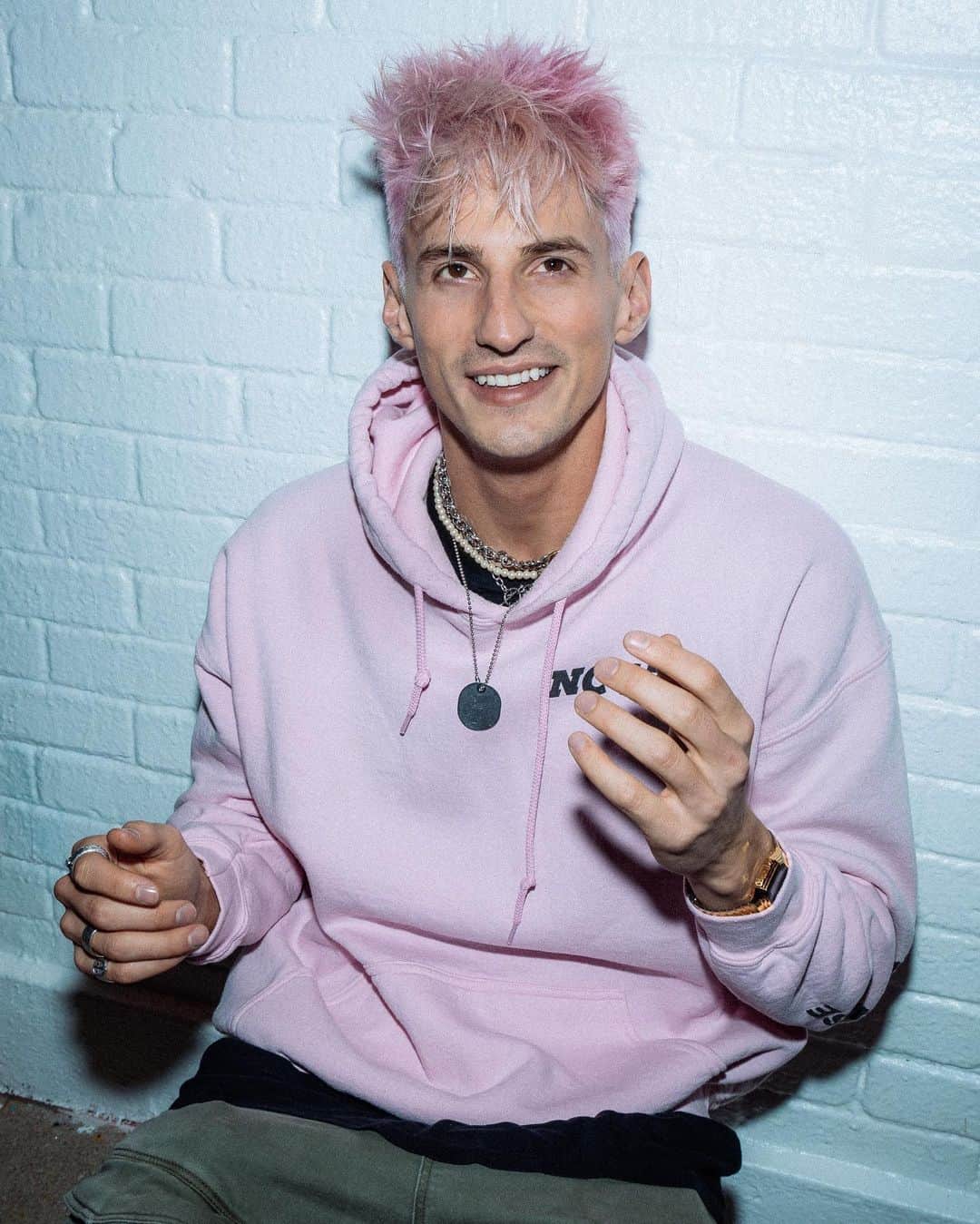 Mark Dohnerのインスタグラム：「smilin’ cuz my new single Memory drops Friday 3.20!! 🎶♥️ hoping this song helps those of you dealing with a break up & going through a tough time 🙏🏼」