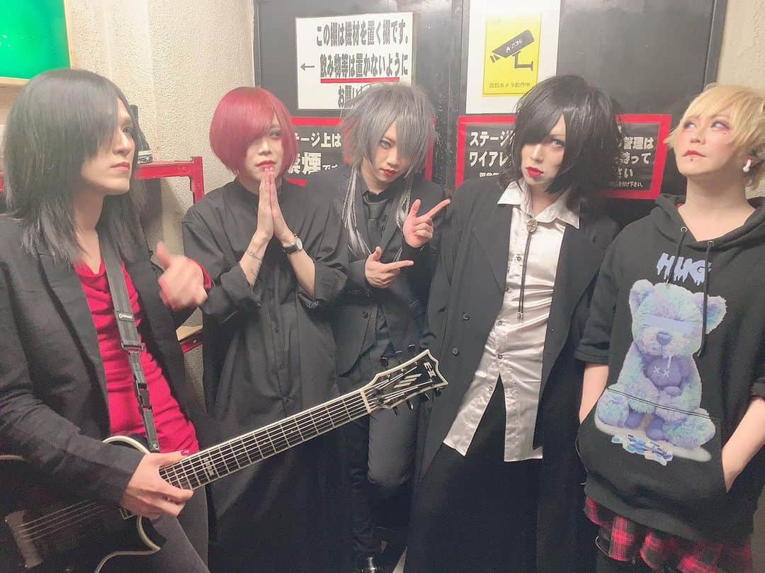 Kyrieのインスタグラム：「一年ぶりの龍華会。有難うございました。  皆、容易ではない判断に迫られながら、それでも選ばなきゃいけない日が続いてる。 今日出来た事を手放しで喜べる日が1日も早く訪れますよう。  龍華さん、少し早いけれど誕生日おめでとうございます。」